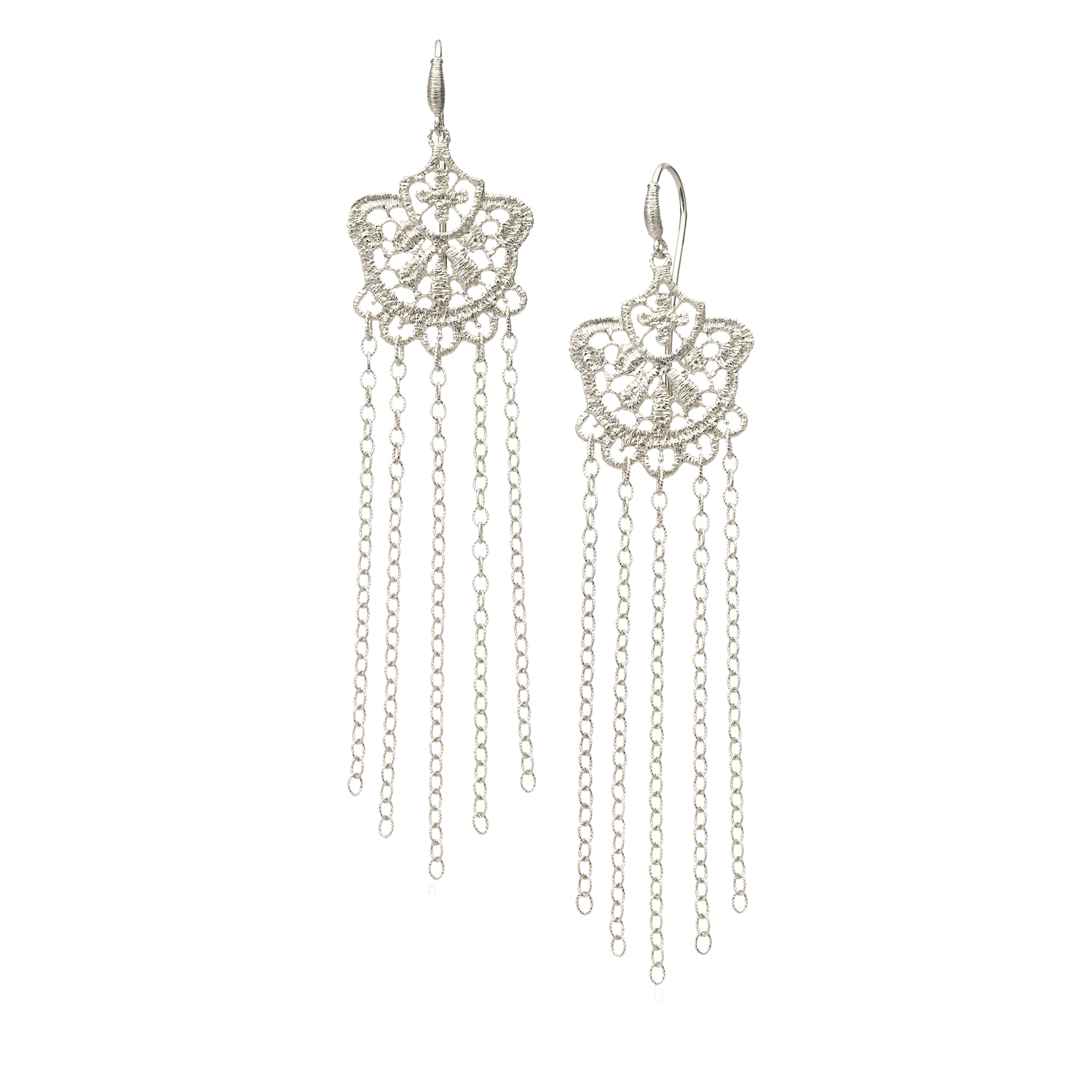 Wie ein fein sprühender Wasserfall rieseln zarte Ketten am Ohrschmuck Billie-Jean hinab. Sie verleihen dem filigranen Spitzendesign einen verwegenen Look und lassen von Abenteuer und wilder Freiheit träumen. Die Gesamtlänge des Ohrrrings beträgt 10,5 cm.


Gefertig in Silber 925.

Jedes Schmuckstück aus 925/- Silber ist mit einem Anlaufschutz überzogen, damit es möglichst lange seine helle Farbe behält. Über eine lange Tragedauer lässt sich das Anlaufen nicht gänzlich vermeiden, d.h. eine Graufärbung des Materials durch den in der Luft vorhandenen Sauerstoff und Schwefelwasserstoff wird eintreten, das liegt in der Natur des Edelmetalls Silber.

Aufbewahrung:
Vermeiden Sie bitte, den Schmuck lange der feuchten Badezimmerluft auszusetzen! Um die reinweiße Farbe des Silberschmucks möglichst lange zu erhalten, sollten die Stücke in einer Schatulle oder dem mitgelieferten Plastikbeutel trocken und luftdicht aufbewahrt werden