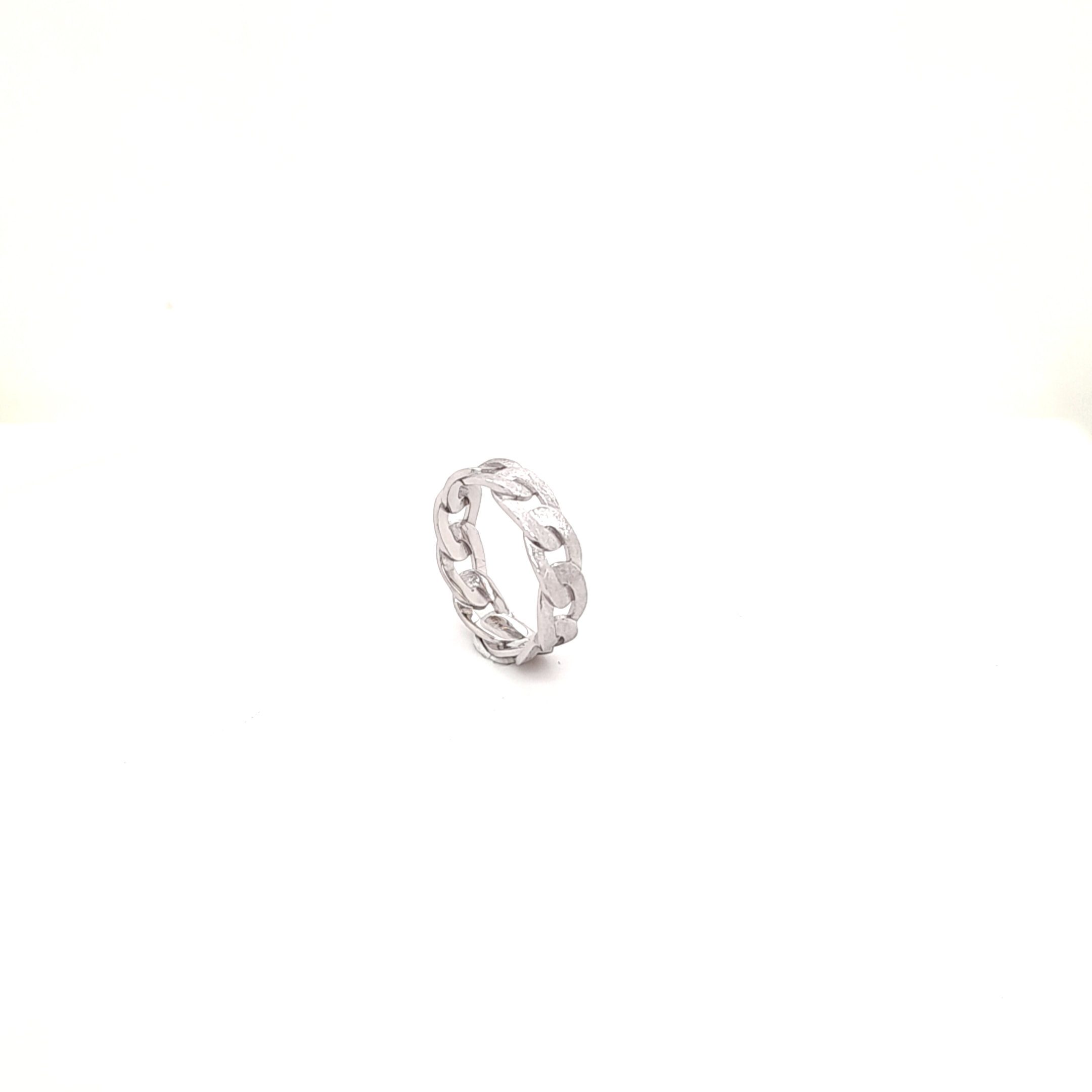 Ring "Chain" gefertig in Weißgold 750/ooo
Ringweite 49,5. Eine evtl. anfallende Ringweitenänderung ist inklusive.
Breite ca. 5,3 mm