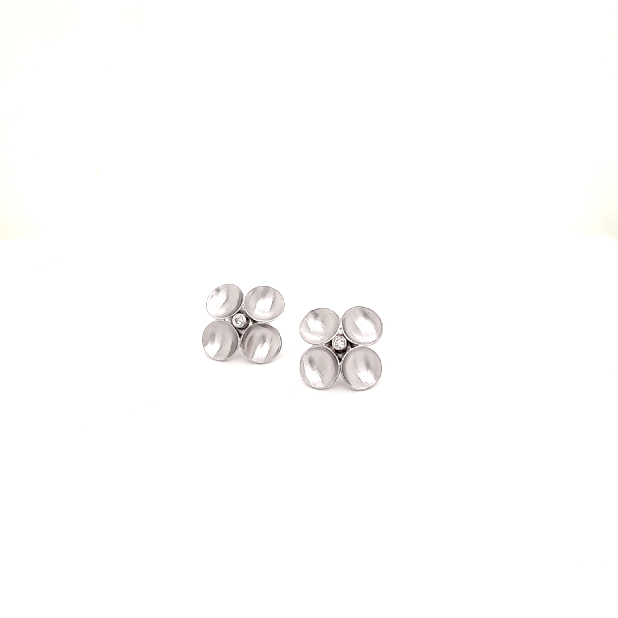Ohrstecker gefertig in Weißgold 750/ooo, mit je einem Brillanten  0,06ct 
Quatro circule
Breite ca. 9,4 mm