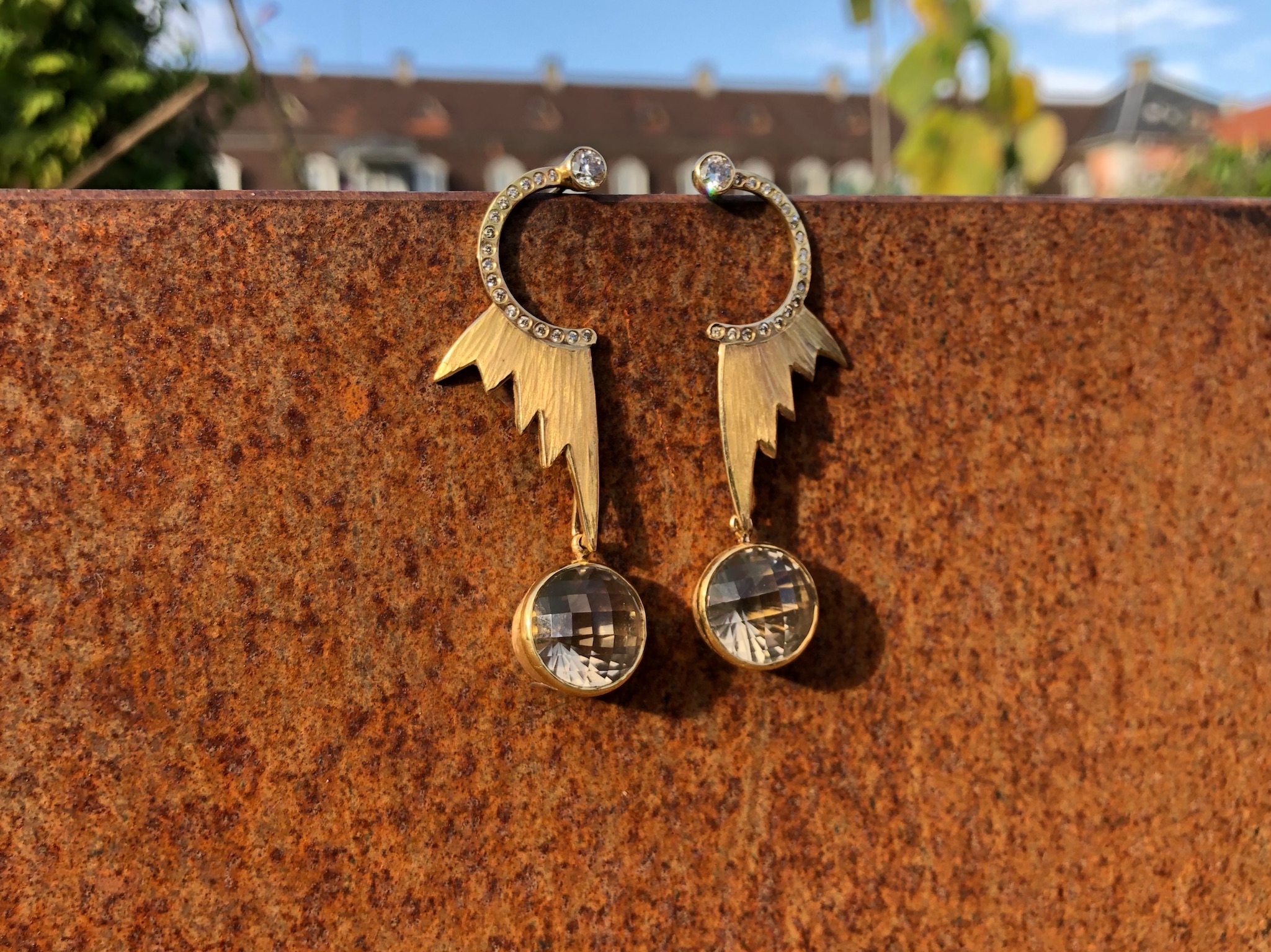 Elegante Ohrstecker, gefertig in Roségold 750/ooo, mit 34 Brillanten, zusammen  0,34ct. Den oberen Abschluss bilden 2 Brillanten mit zusammen 0,64 ct, ebenfalls champagnerfarben.

Verdeckt auf der Rückseite befinden sie Haken um die Ohrstecker noch mit Einhängern versehen zu können. Hierfür eignen sich besonders die Einhänger Rauchquarz Roségold Nr. 17997

Design: Carsten Kissner
UNIKAT - Gefertigt im KISSNER Meisteratelier