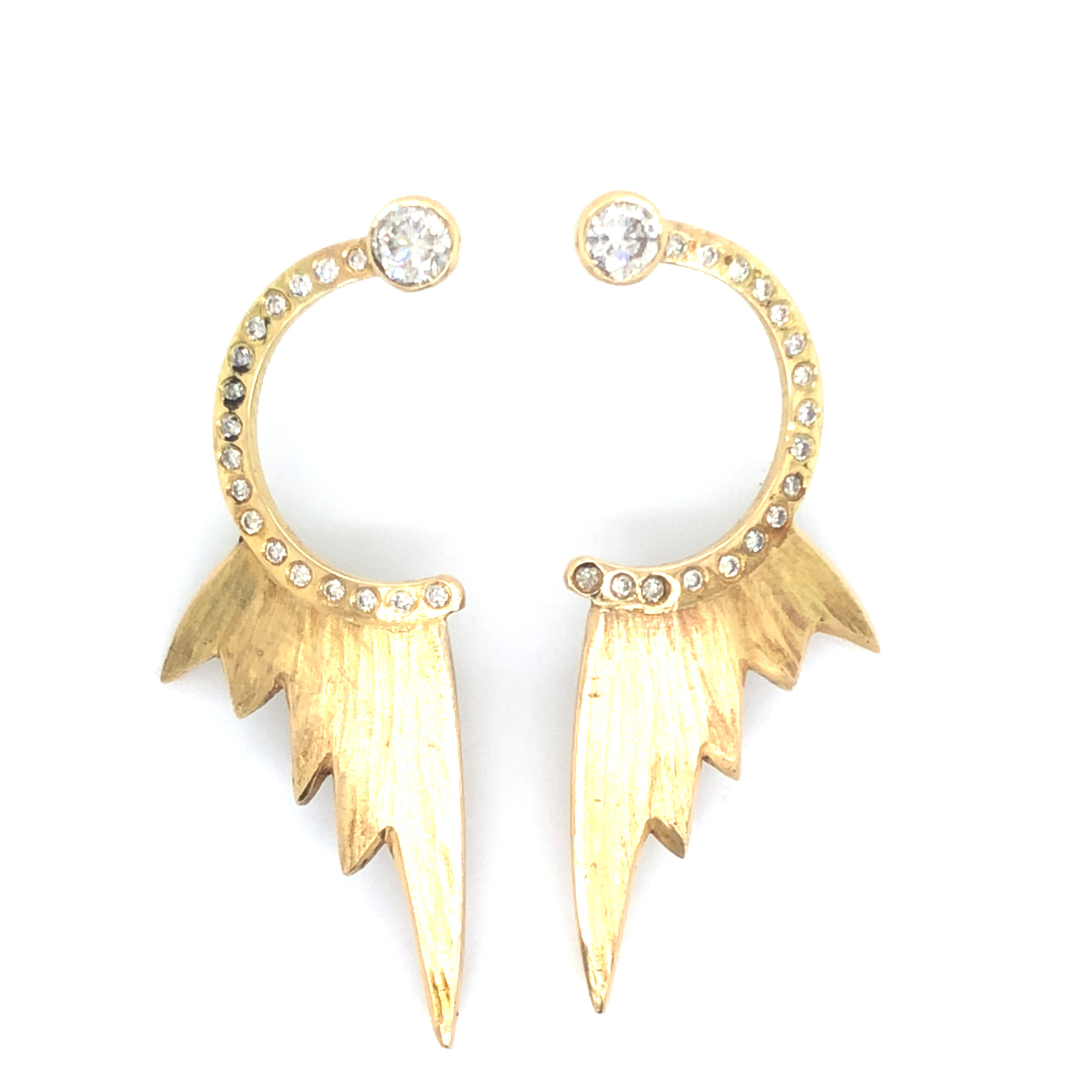 Elegante Ohrstecker, gefertig in Roségold 750/ooo, mit 34 Brillanten, zusammen  0,34ct. Den oberen Abschluss bilden 2 Brillanten mit zusammen 0,64 ct, ebenfalls champagnerfarben.

Verdeckt auf der Rückseite befinden sie Haken um die Ohrstecker noch mit Einhängern versehen zu können. Hierfür eignen sich besonders die Einhänger Rauchquarz Roségold Nr. 17997

Design: Carsten Kissner
UNIKAT - Gefertigt im KISSNER Meisteratelier