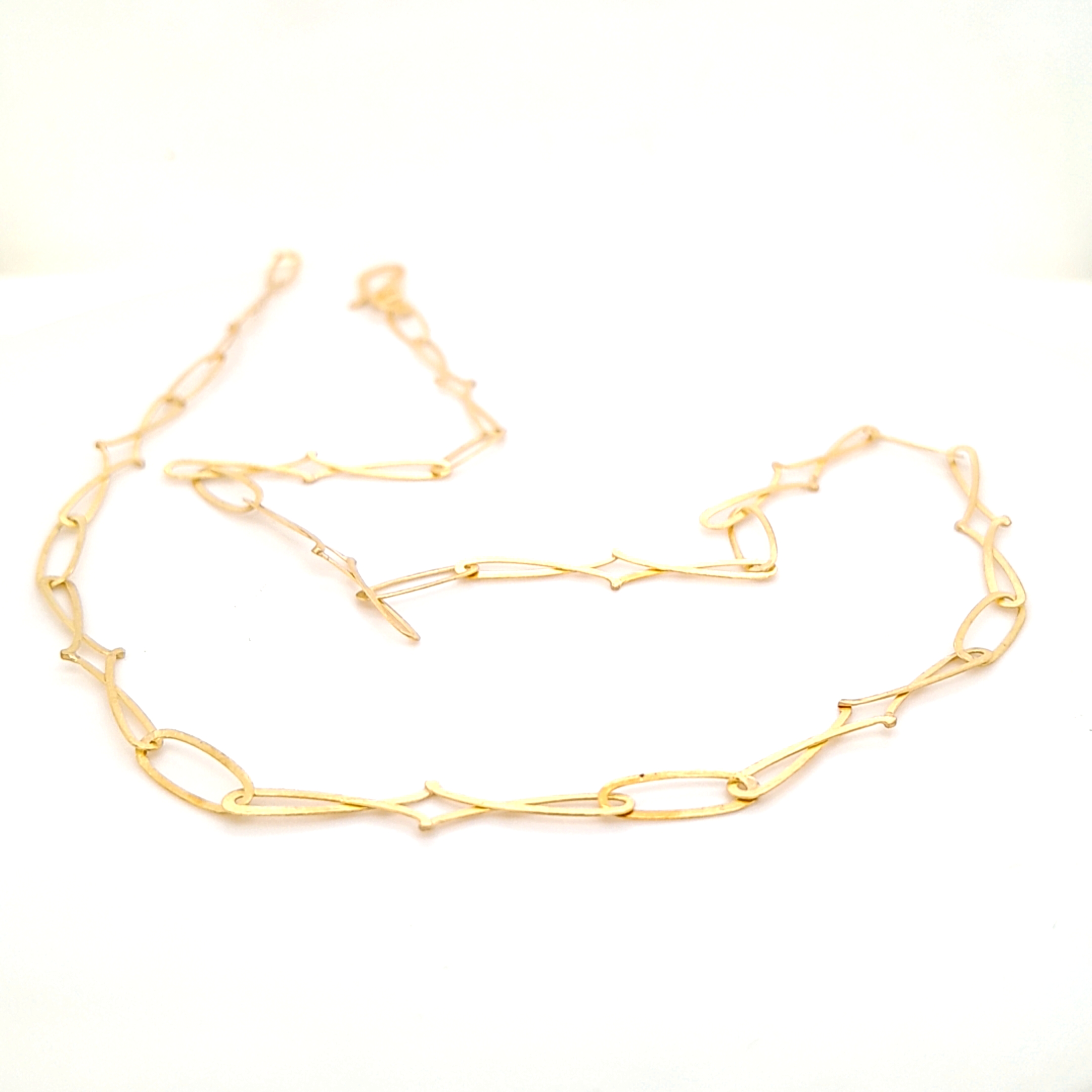 Halsschmuck "Cosetty" gefertig in Gelbgold 750/ooo
Die Oberfläche ist eismatt gestaltet. Die Breite des Halsschmucks beträgt ca. 5 mm und die Länge 46,5 cm. Selbstverständlich auch in anderen Längen herzustellen.