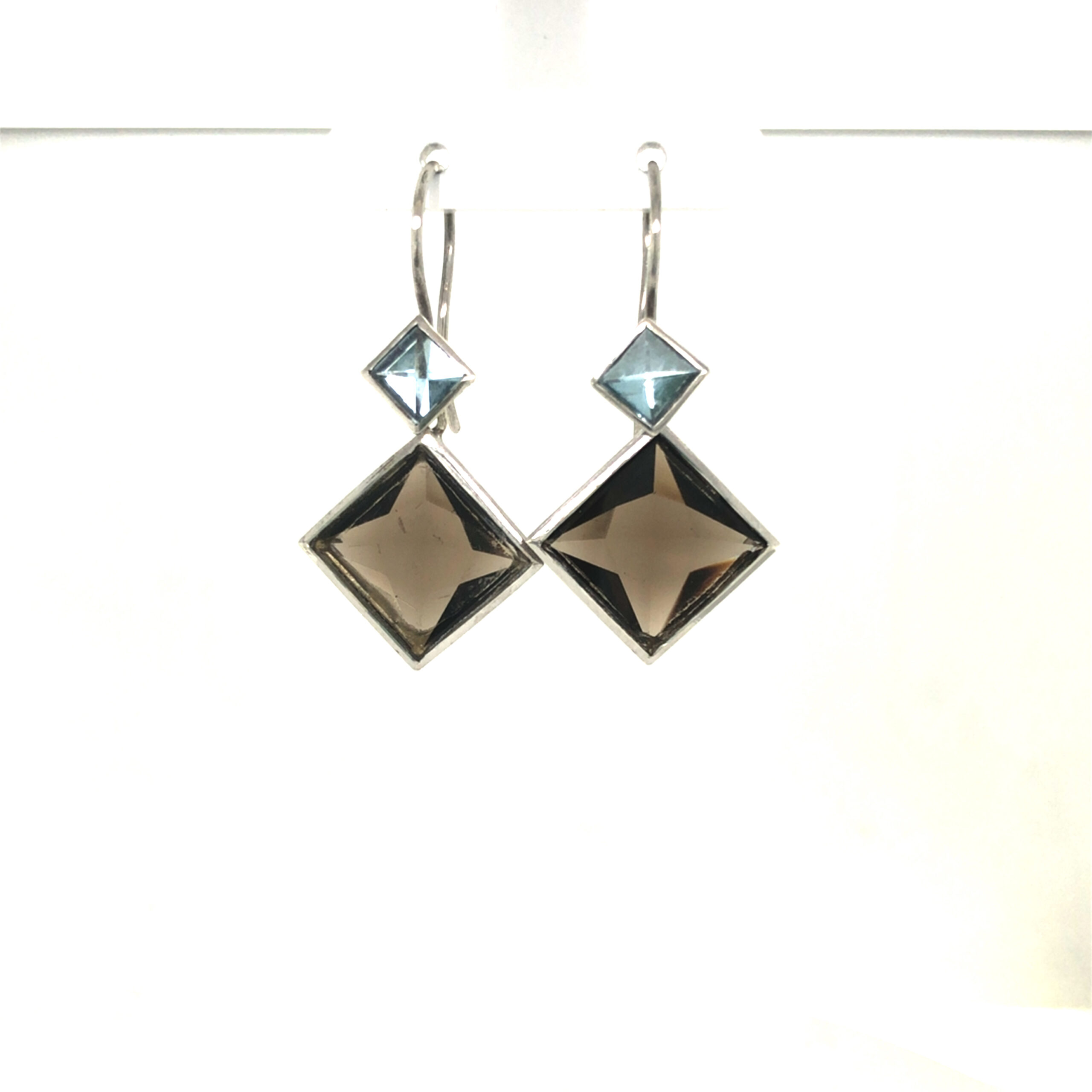 Ohrhänger in Silber rhodiniert mit 2 Aquamarinen im Context Cut (Doppelpyramide) mit 2 Rauchquarzen, ebenfalls in SIber rhodiniert. Teilbar. Länge 40mm

Gefertigt im KISSNER Meisteratelier

Design: Carsten Kissner