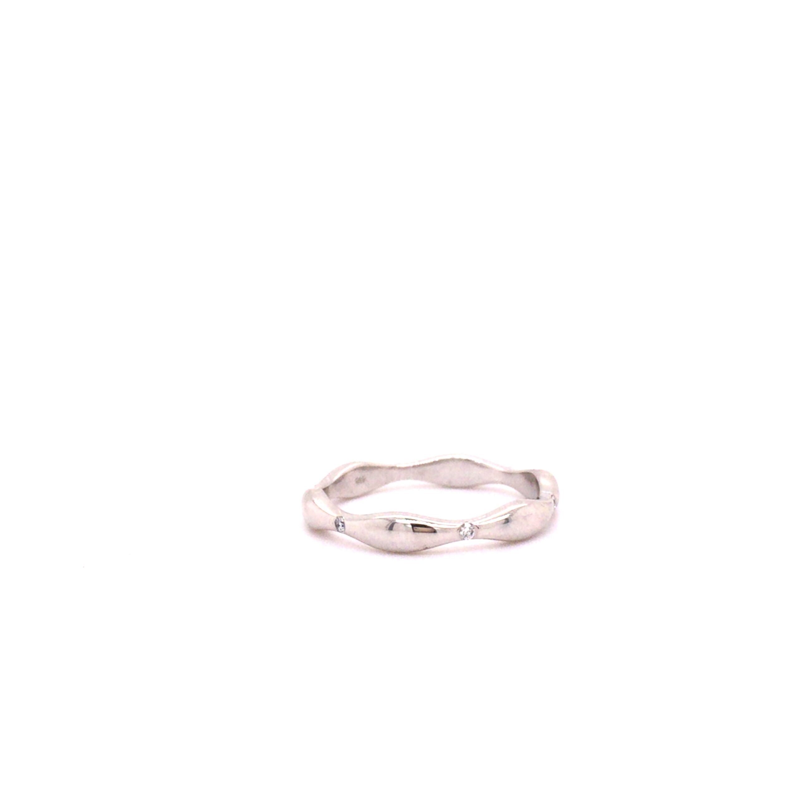 Ring gearbeitet in Weissgold 750, Rhodiniert mit 6 Brillanten; zusammen 0,06 ct. Größe 56. Eine eventuell anfallende Größenänderung ist inklusive.