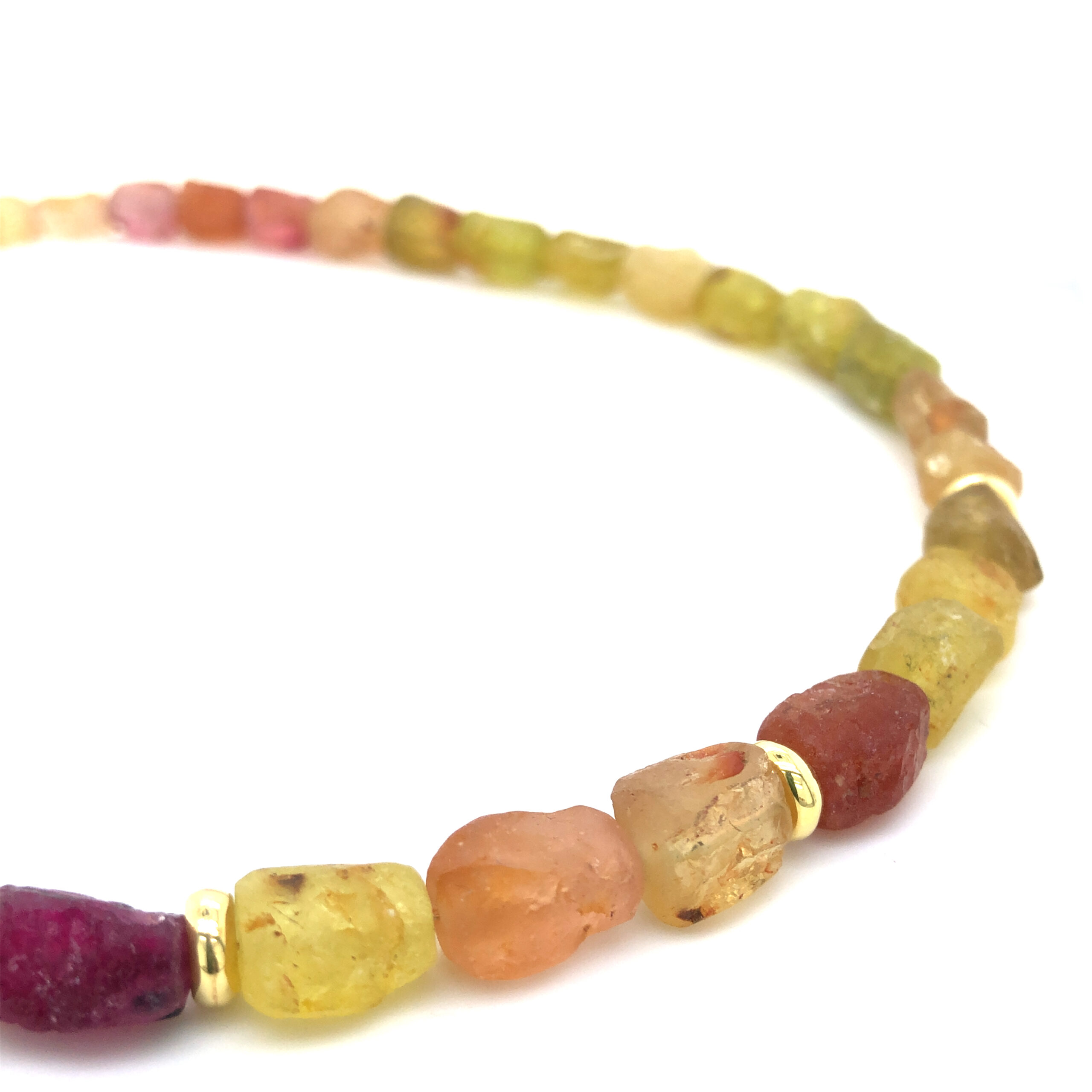 Turmalinkette gemeißelt, Naturbrockenkette in frischem gelbgrün, apricot und bordeaux Tönen, Gold 750. Länge 45cm. Die Kette könnte um ca. 3cm verlängert werden.

UNIKAT

gefertigt im KISSNER Meisteratelier
Design: Carsten Kissner
