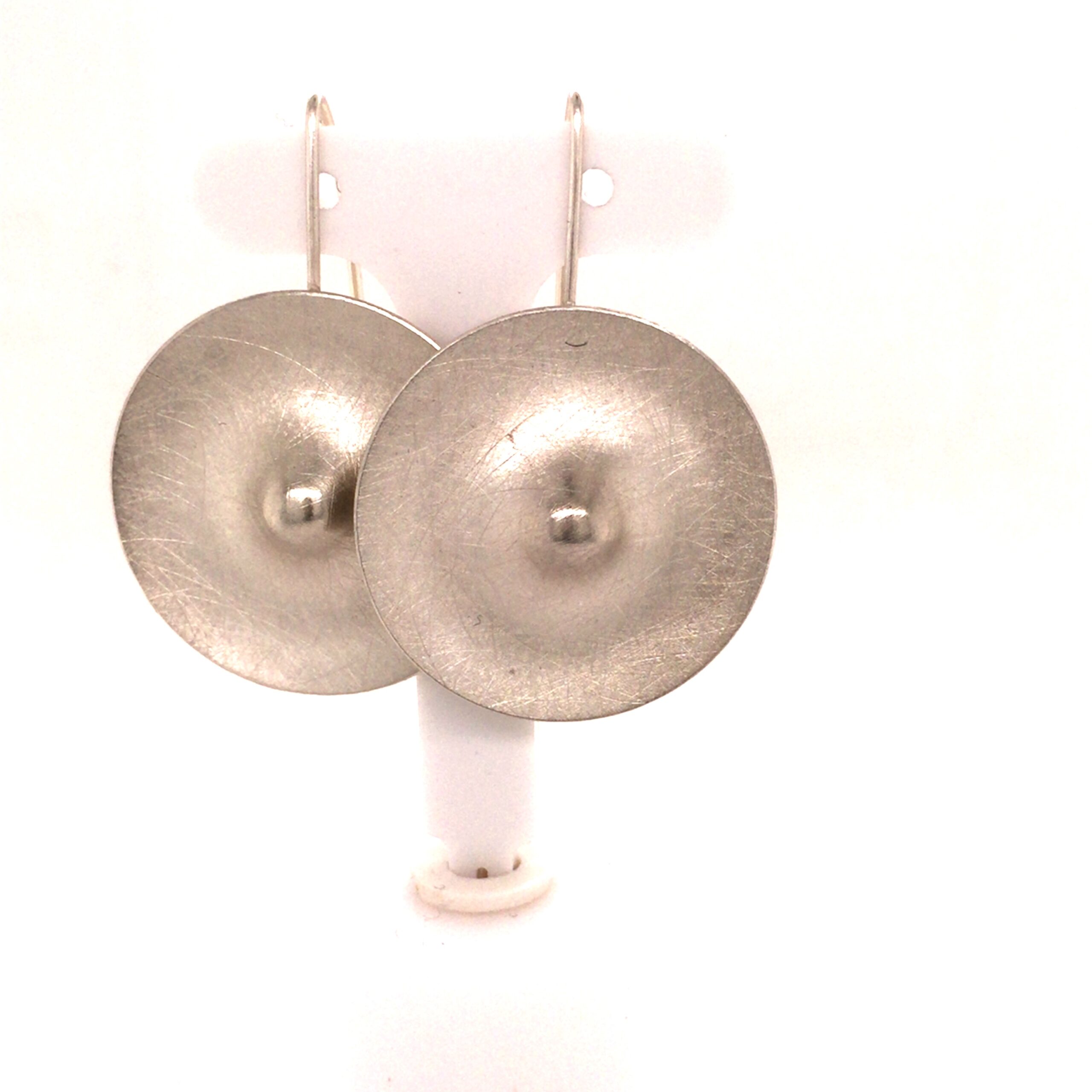 Ohrhänger gefertig in Silber 925, mit einer Eismatten Strukturoberfläche.

Mit je einem Silikonstopper. Länge ca. 4 cm.
