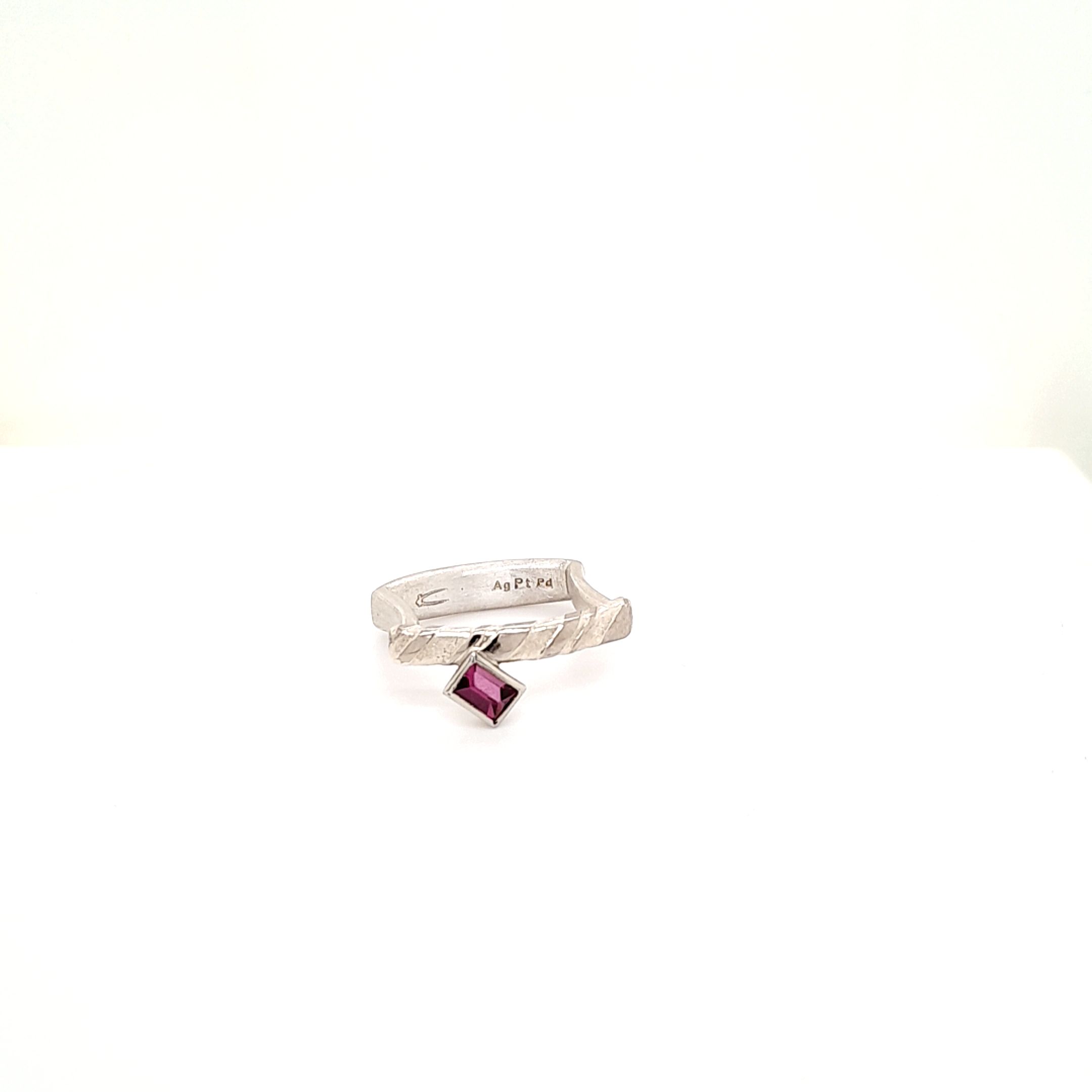 Smartcurve Ring in Weißgold auf geschwärztem Silber, Rhodolith AAA in besonderem Schliff. Größe ca. 58, Anpassung wenn nötig inklusive!
UNIKAT

Gefertigt im Atelier Kissner
Design: Carsten Kissner