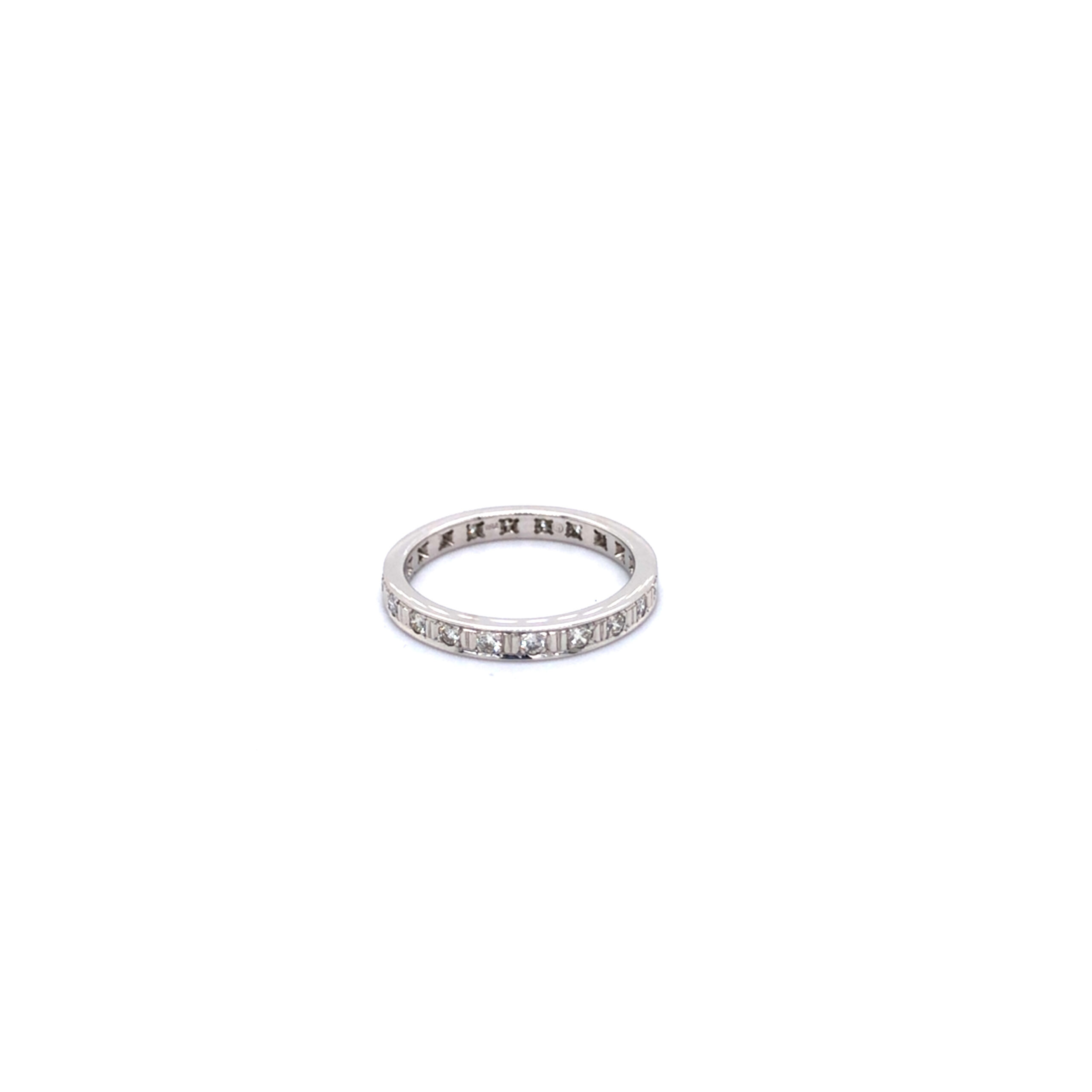 Ring gefertig in Weißgold 750/ooo mit Brillanten  0,50ct  si W.
Größe 55. Breite der Ringschiene ca. 2,75 mm.
Die Brillanten sind alle 5-Fach gelubt und begutachtet von Zertifizierten Diamantgraduierern.
Kein BGM (brownish - greenish - milky) - keine Farbschattierung.
Nur Brillanten mit Kimberly-Zertifikat werden verwendet.
Gold und Platin sind recycelte Materialien.
Made in Germany.