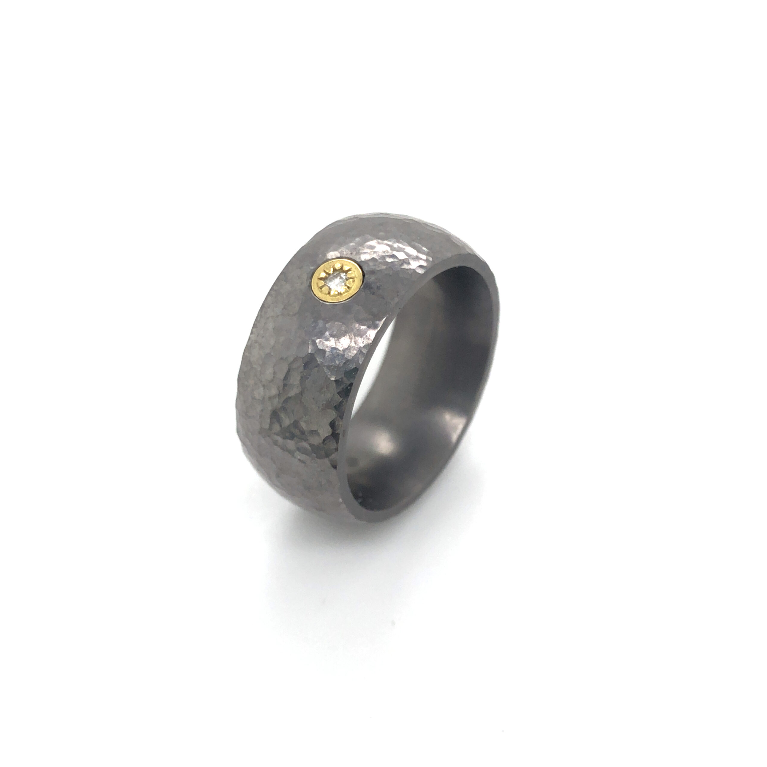 Ring Tantal geschmiedet. Brillant in GG 750 gefasst 0,03ct