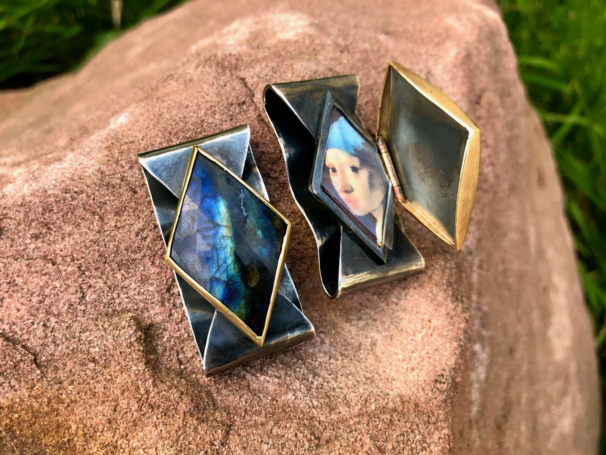 Hemdhelden gefertig in Silber oxidiert und Gold 750/ooo mit je einem Labradorit, facettiert.
Die Edelsteine lassen sich durch eine Art "Medaillon Öffnung" öffnen und geben dann ihren inneren Schatz frei.

Hemdhelden:
Sie sind die moderne weiterentwicklung von Manschettenknöpfen. Einfach an der Außenseite der beiden Ärmel platzieren - fertig ist das Outfit für jeden Tag und Anlass. Sie sind genau das Richtige für diejenigen, die ihre Hemd- oder Blusenärmel eh gerne umschlagen
