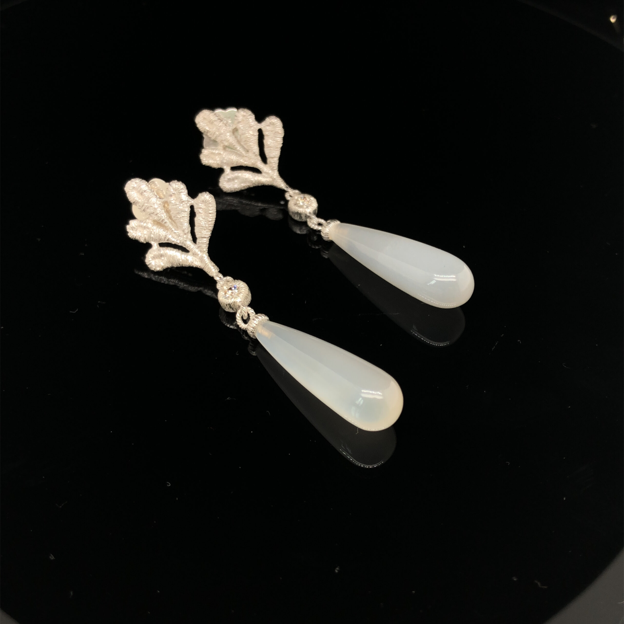 Ohrschmuck in Silber 925 mit Mondsteinpampeln weiß und 1 Brillant champ. 0,07ct