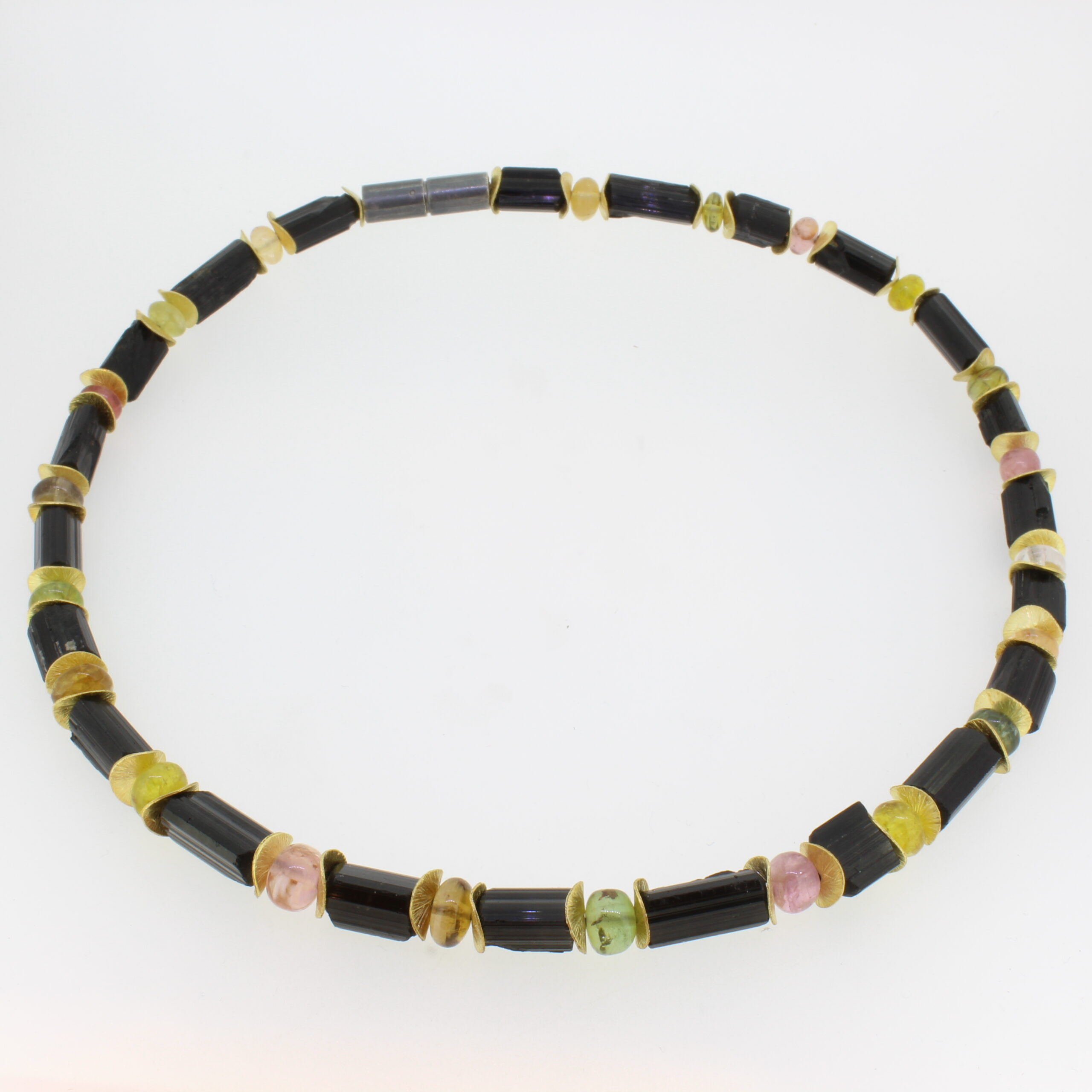 Turmalincollier mit schwarzem Turmalin (Schörl) und bunten Turmalinen. Länge 45cm, Steindurchmesser ca 8-10mm. Silber vergoldet, Bajonettverschluss. 
UNIKAT

Gefertigt im Atelier Kissner
Design: Carsten Kissner