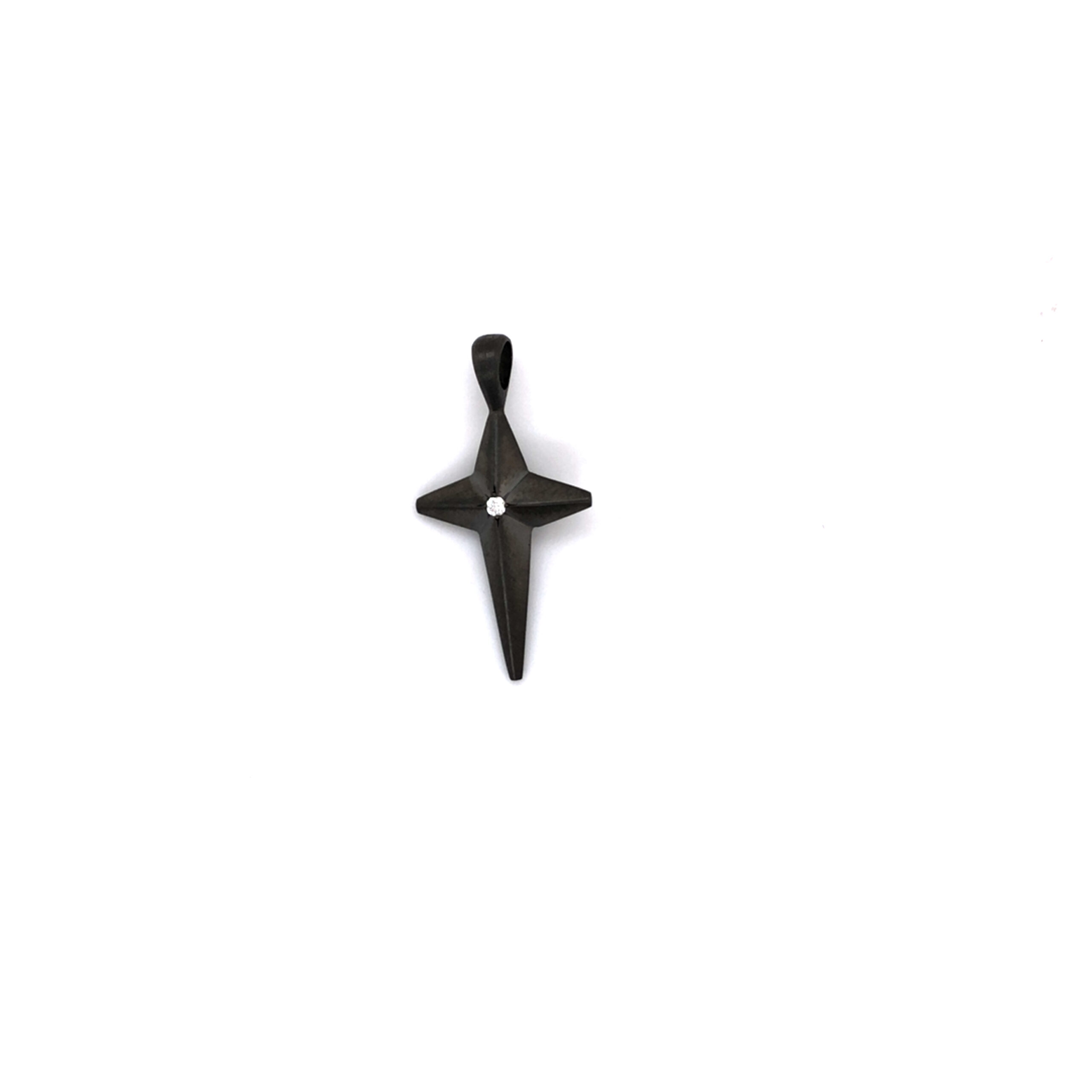 Anhänger gefertig in Silber 925, schwarz rhodiniert, mit einem Brillant fW si, 0,03ct.
Länge ca. 35mm
