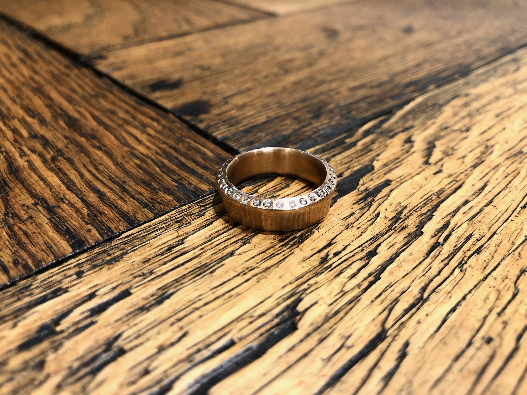 Eleganter Rotgoldring in Gold 750 im Flügelprofil, 34 champagnerfarbene Brillanten seitlich schräg eingerieben. Idealer Vorsteckring, Größe 54. Weitenänderung auf Wunsch möglich.

gefertigt im KISSNER Meisteratelier

Design: Carsten Kissner
