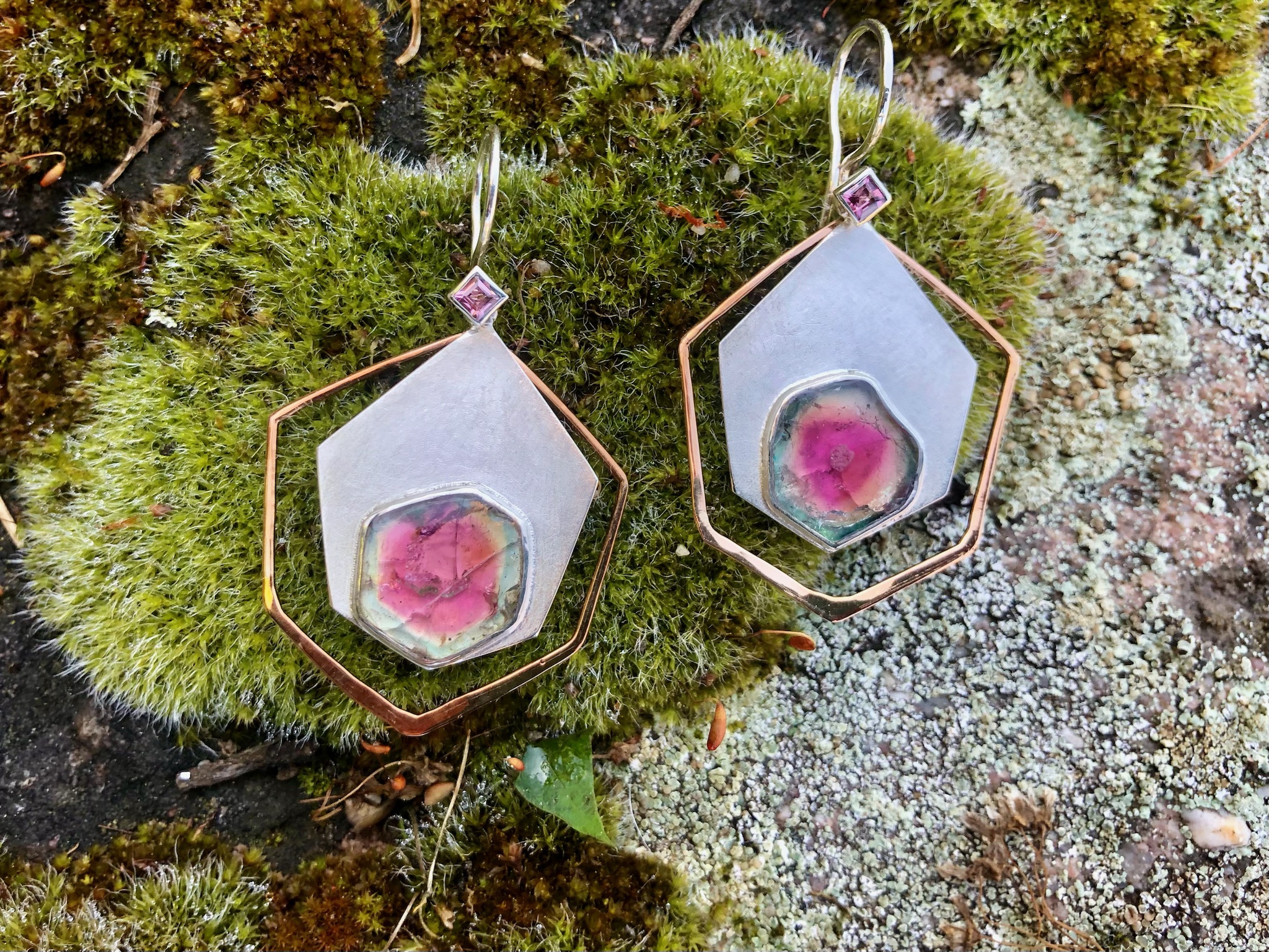 Hexagonaler Ohrhänger aud SIlber und Rotgold, beweglich gearbeitet und teilbar. 2 gschliffene Turmalincarrées und 2 Turmalinscheiben bilden das Zentrum. Länge gesamt: 55mm