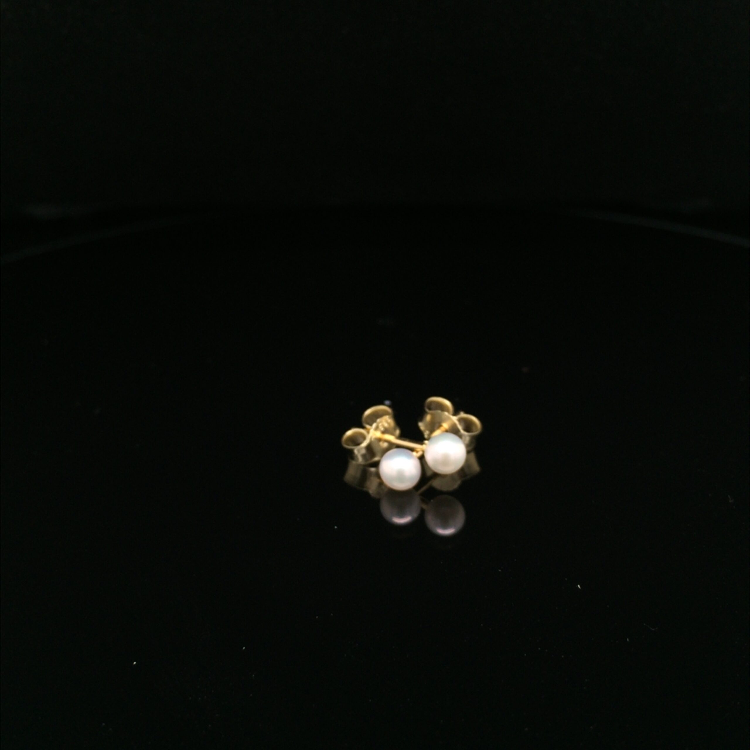 Ohrstecker Akoya Perle gearbeitet in Gelbgold 585, Größe der Perle 3,5 - 4 mm.