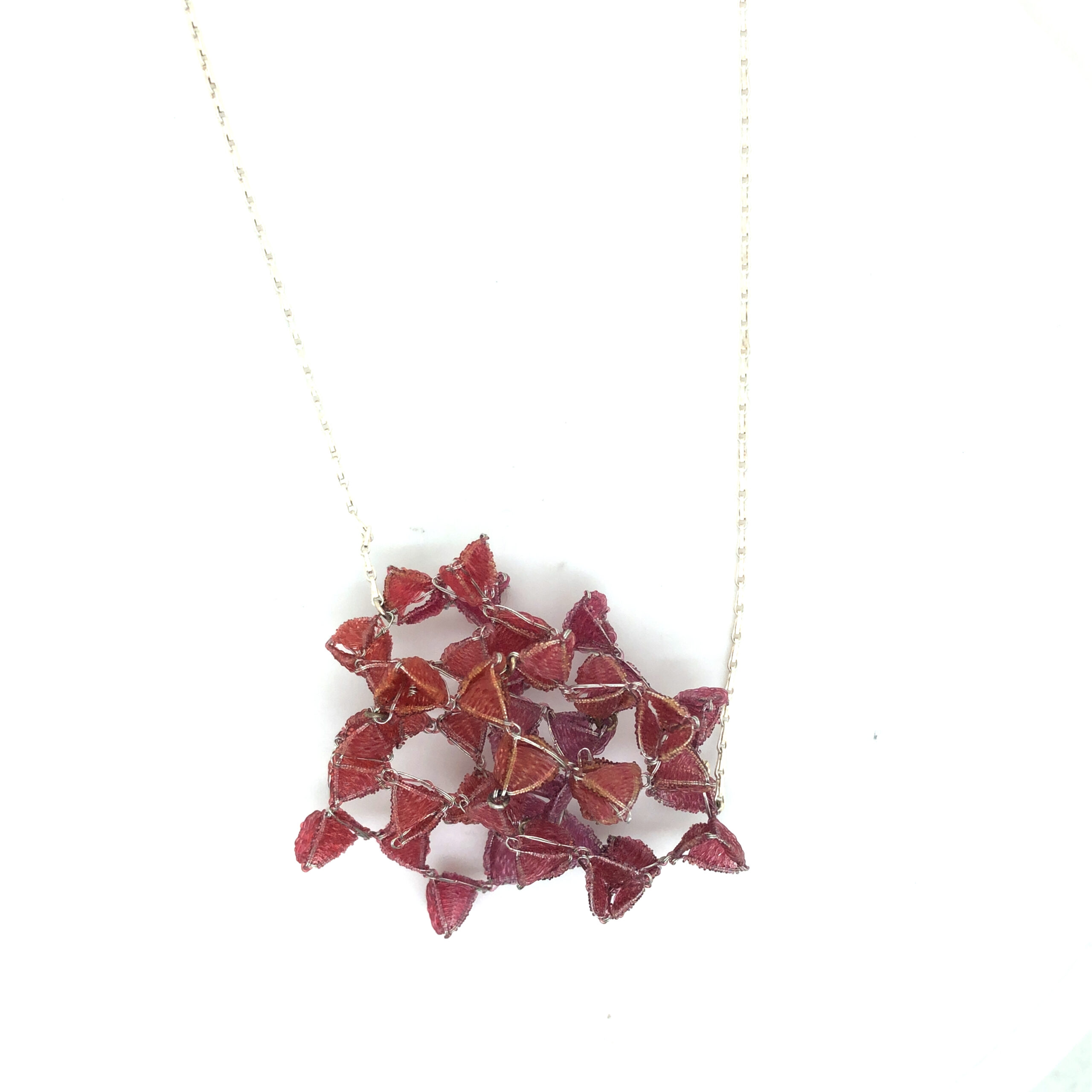 Anhänger mit ultra fein gekläppelten Pyramiden aus rotem Nylon uns Stahldraht. Größe etwa 40mm x 50mm. fest montiert an zarter Silberkette Haferkorn, Länge 80cm

UNIKAT

Handgeklöppelt von Stefanie Kölbel/ Leipzig