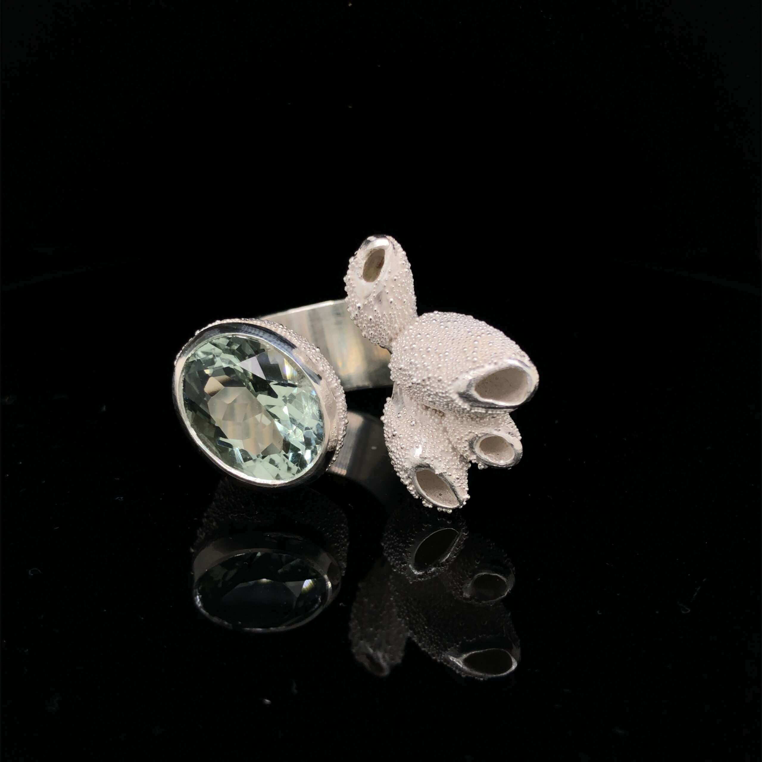Der Ausdrucksstarke Silberring, Modellnummer 18931, besticht durch einen oval facettierten Prasiolithen. Dieser elegante Ring in Größe 57 erinnert an eine Koralle. Tragen Sie ihn als auffälliges Statement-Accessoire zu eleganter Abendgarderobe oder als Highlight zu Ihrer Alltagskleidung, um jedem Outfit einen Hauch von Raffinesse zu verleihen.