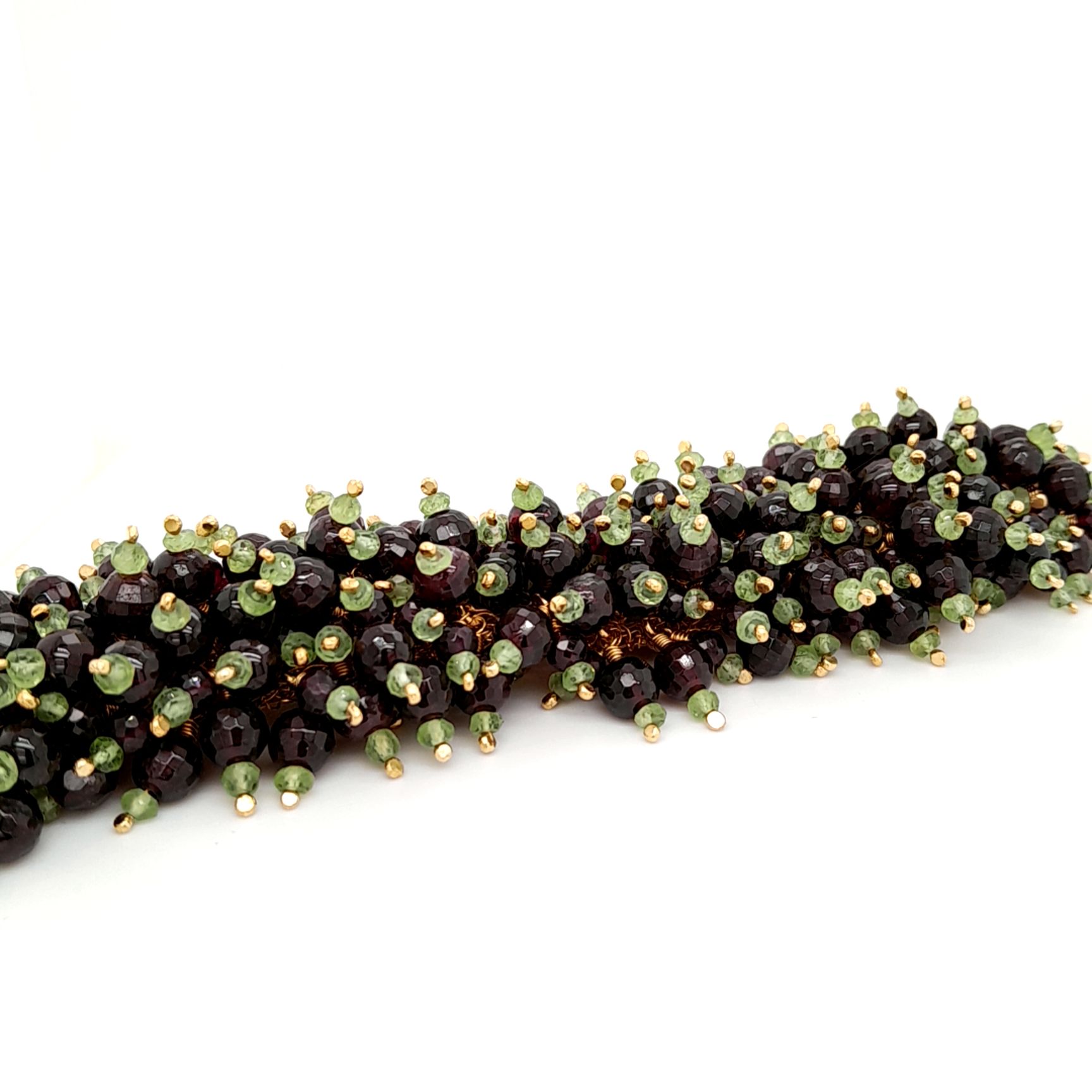 Armband geferitg aus Silber vergoldet, mit den Edelsteinen: Granat und Peridot
Länge ca. 17 cm
