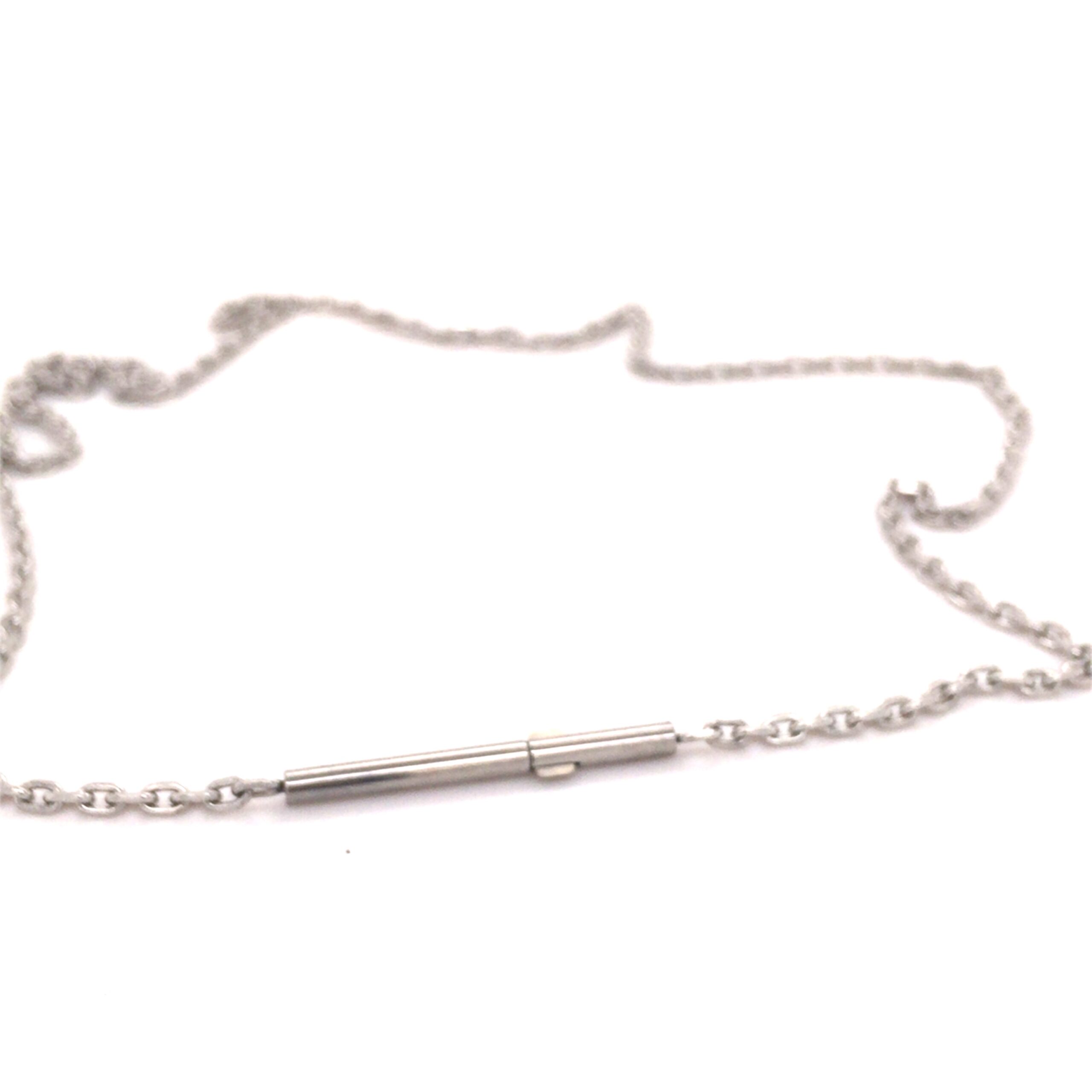 Halskette gefertigt aus Edelstahl mit einer Doppelclip-Schließe, die Ankerkette hat eine Stärke von 2mm und eine Länge von 45cm.