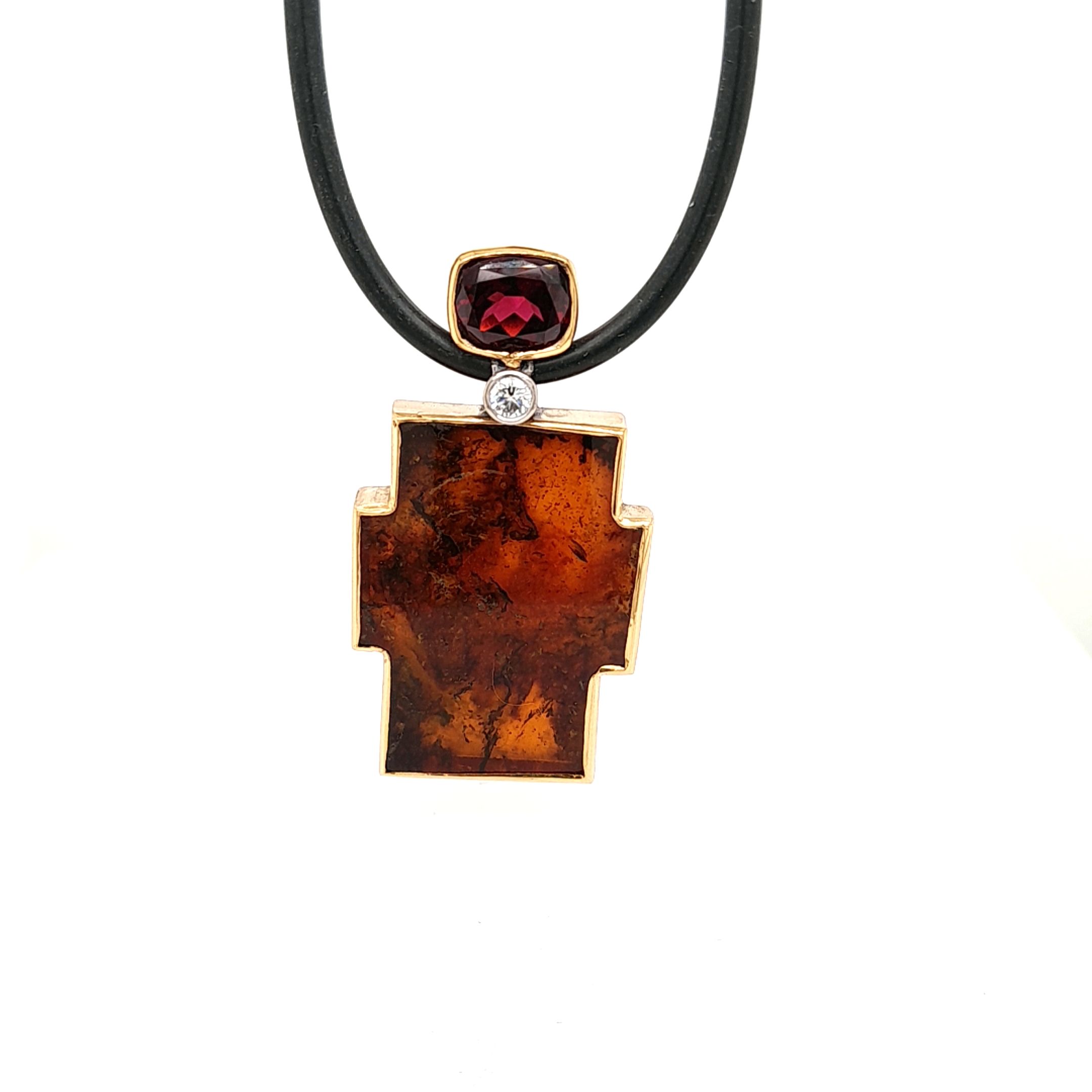 Anh&auml;nger gefertig in Silber/ Gold 900/ooo, mit den Edelsteinen Granat  4,52ct, Brillant  0,33ct  TW si und einem Bernstein
Der Anh&auml;nger wird hinter dem Brillant durch ein Seilecollier oder eine Kette aufgeh&auml;ngt.

L&auml;nge 5 cm
Breite 2,5 cm