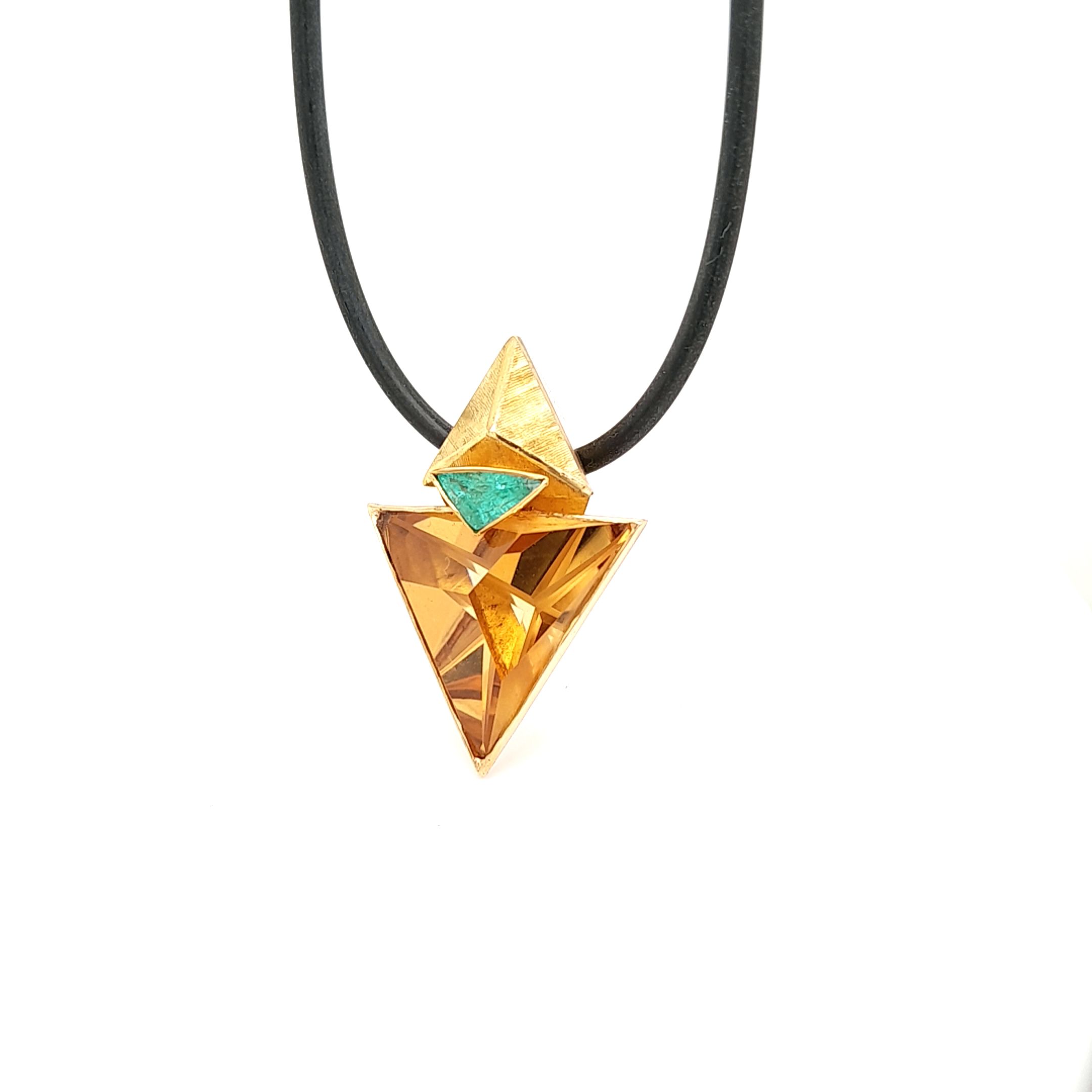 Anhänger gefertig in Gelbgold 750/ooo, mit einem Citrin 32,98ct und einem Paraiba Turmalin  1,10ct.
Die Aufhängung ist Rückseitig in das Schmuckstück integriert, mit einem Durchlass von 8 mm.

Länge 4,5 cm
Breite 3 cm