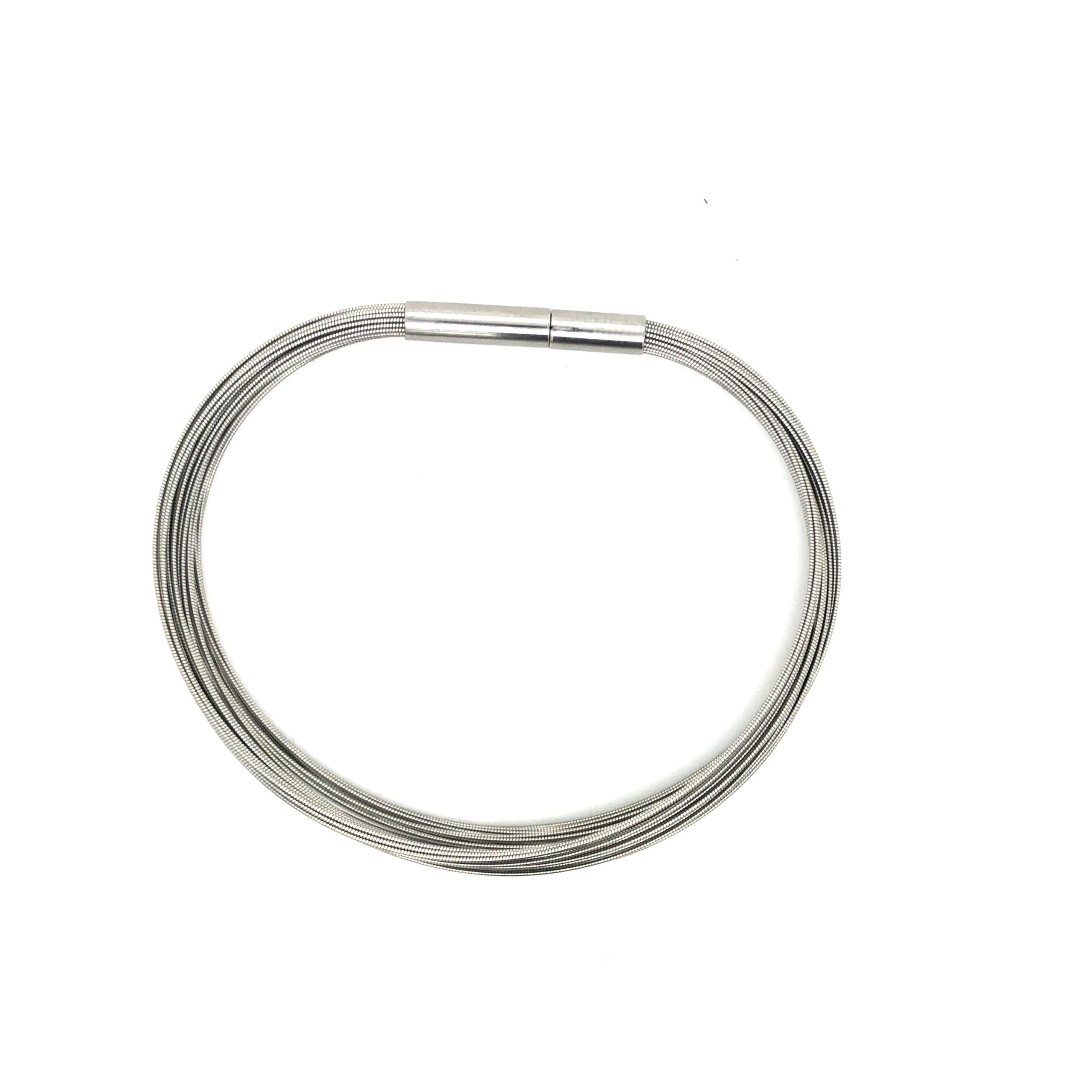 Armband, gefertigt aus Edelstahl und 35 Omegaseilen. Länge 19cm, patentierte Doppelclipschließe. Auch in Gelb- oder Weißgold lieferbar!