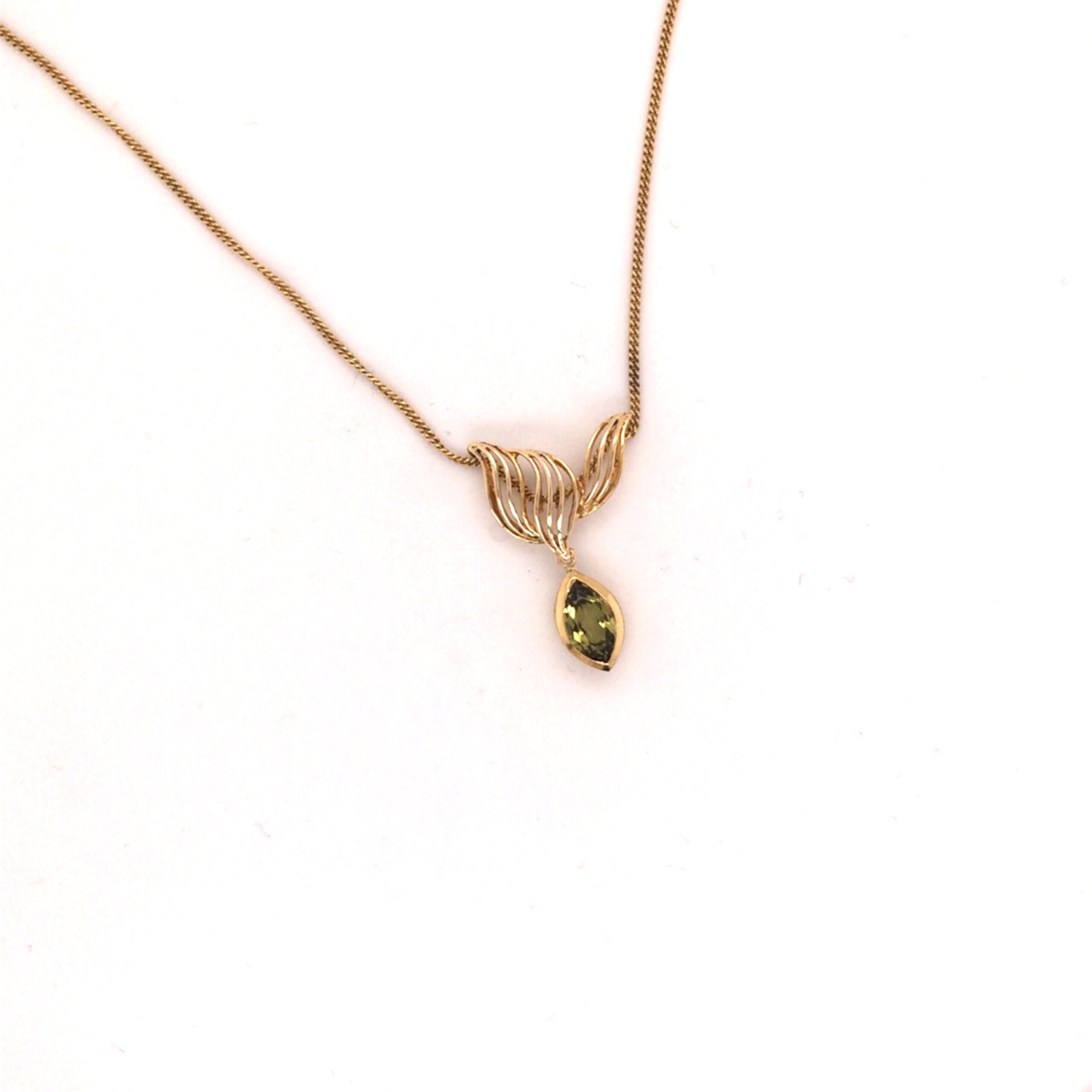 Halsschmuck gefertigt in Gelbgold 585 mit einem Mali Granat.

L&auml;nge der Kette ca. 42cm.