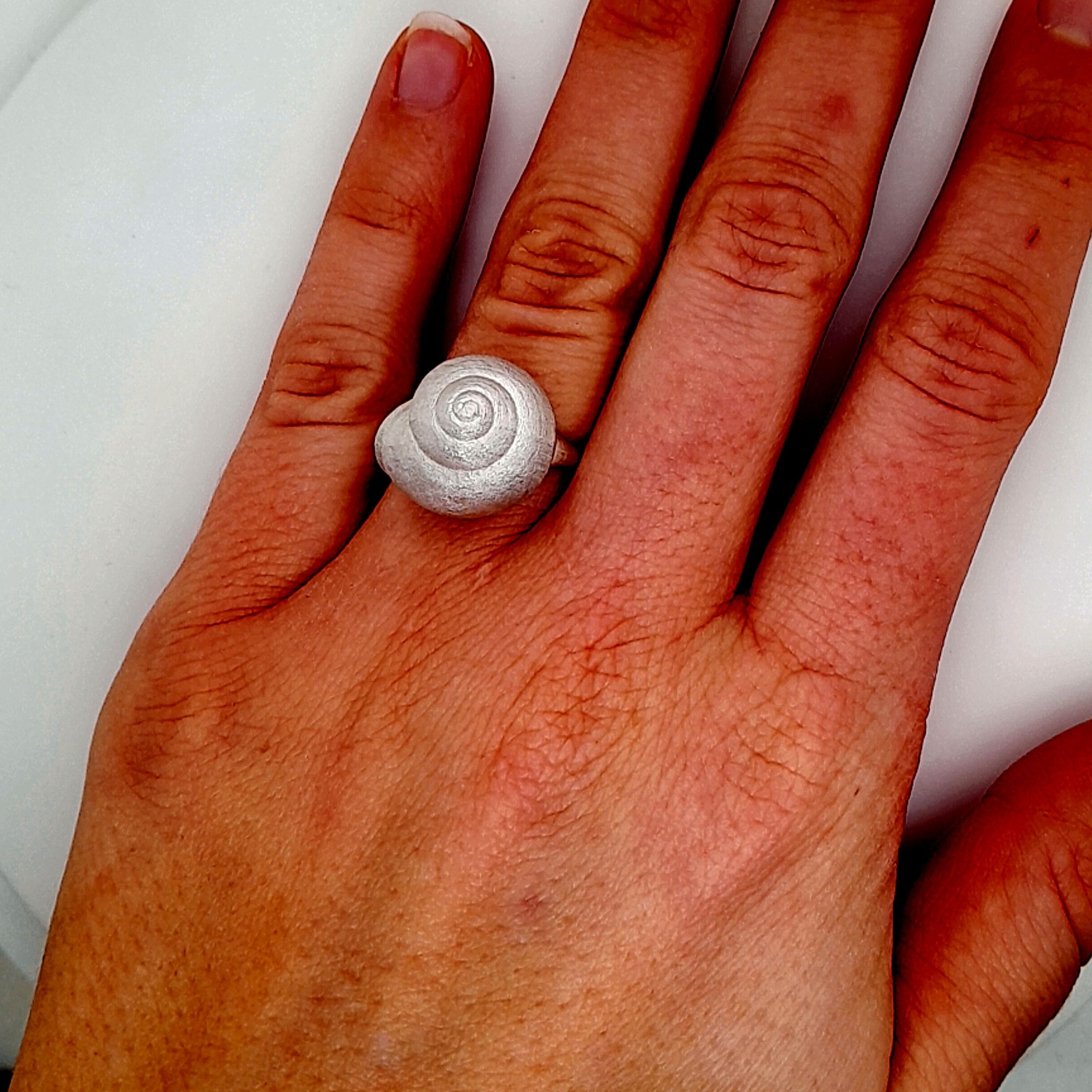 Ring gefertig in Silber 925, mit einer Smartcurve Ringschiene, diese bietet eine optimale Passform. 
Größe 65. Eine evtl. anfallende Ringweitenänderung ist inklusive.