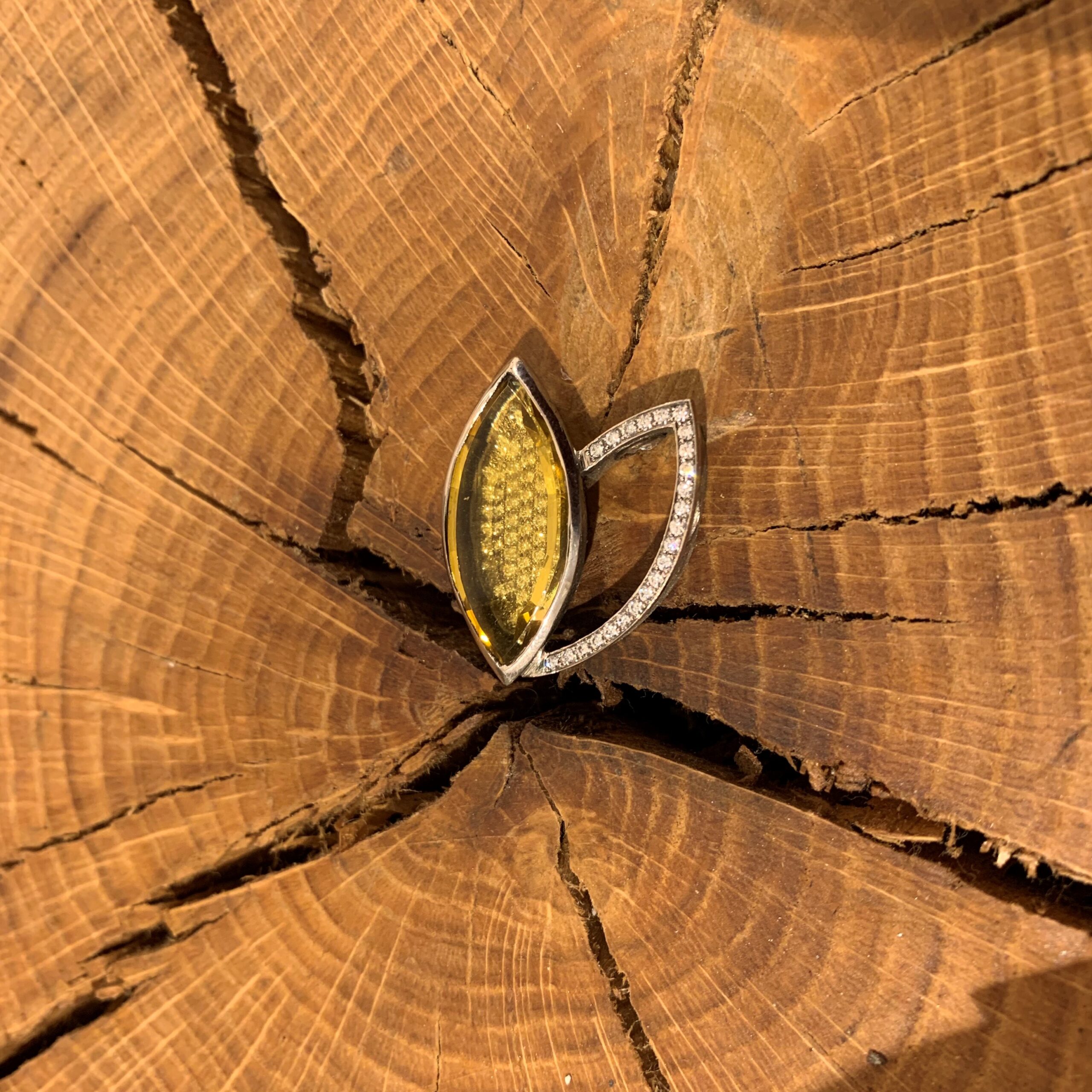 Anhänger in Weißgold 750/ooo mit 65 Brillanten  0,65ct  TW vsi unter und neben
einem Goldberyll mit 11,62ct. Am schönsten am Rundhals Collier, da die Aufhängung asymetrisch ist.