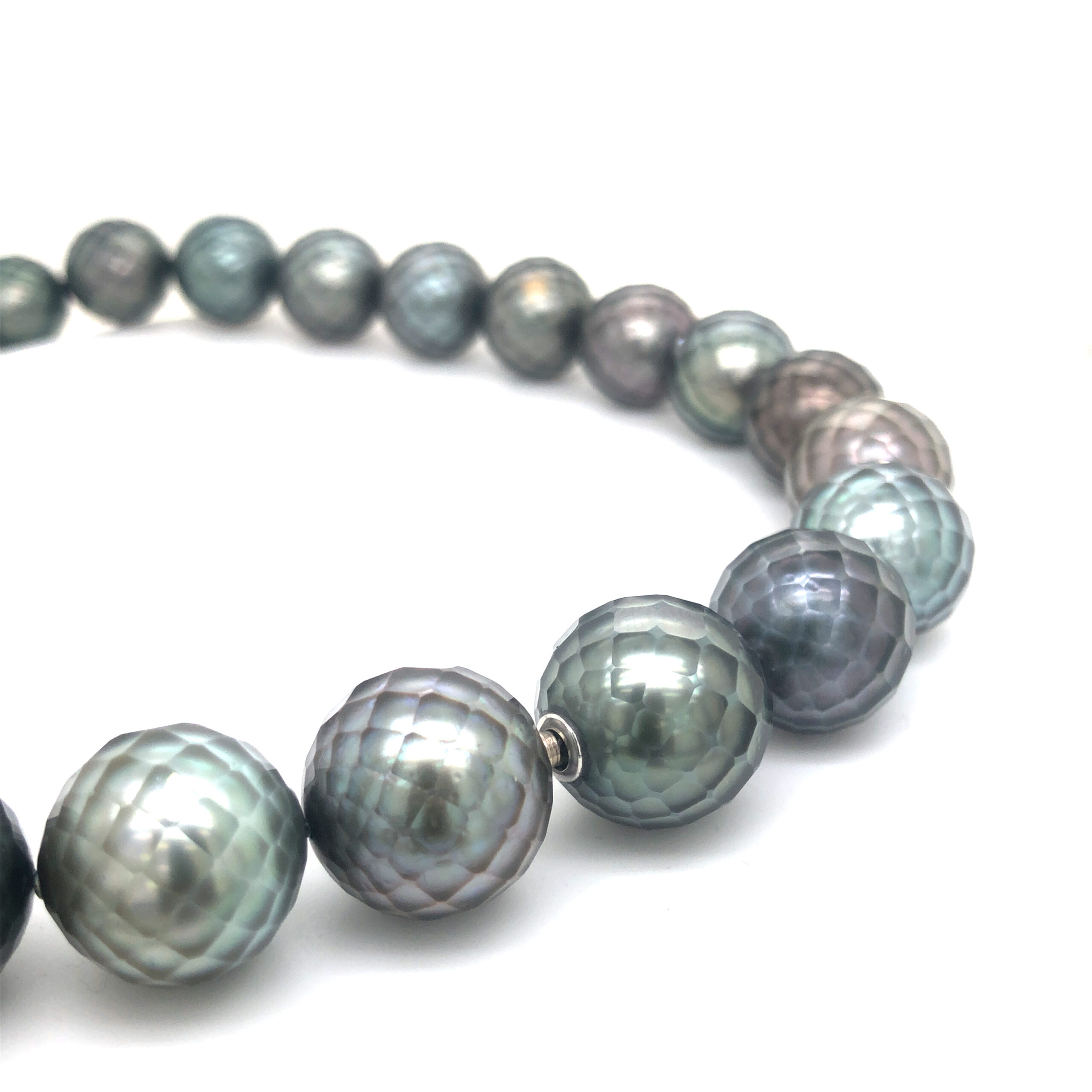 Ein beeindruckendes facettiertes Perlcollier mit Wechselschließentechnik in Weißgold 750/ooo, bestehend aus 31 Tahitiperlen. Die Perlen sind rund und verlaufend in der Größe von 11 -15mm.
Zusätzlich zur Schließtechnik im Nackenbereich ist die große Perle in der Mitte ebenfalls als eigenständige Schließe ausgeführt. Sie kann entnommen werden und durch eine beliebige Wechselschließe ersetzt werden! Empfehlung : artikel Nr.: 15163
Auch das verlängern mit einer weiteren Kette ist möglich. Siehe artikel nr. 12254
Eine tolle Wechselschließe im Nackenbereich ist die Goldene S-Hakenschließe Artikel Nr.: 19210

UNIKAT

gefertigt im KISSNER Meisteratelier