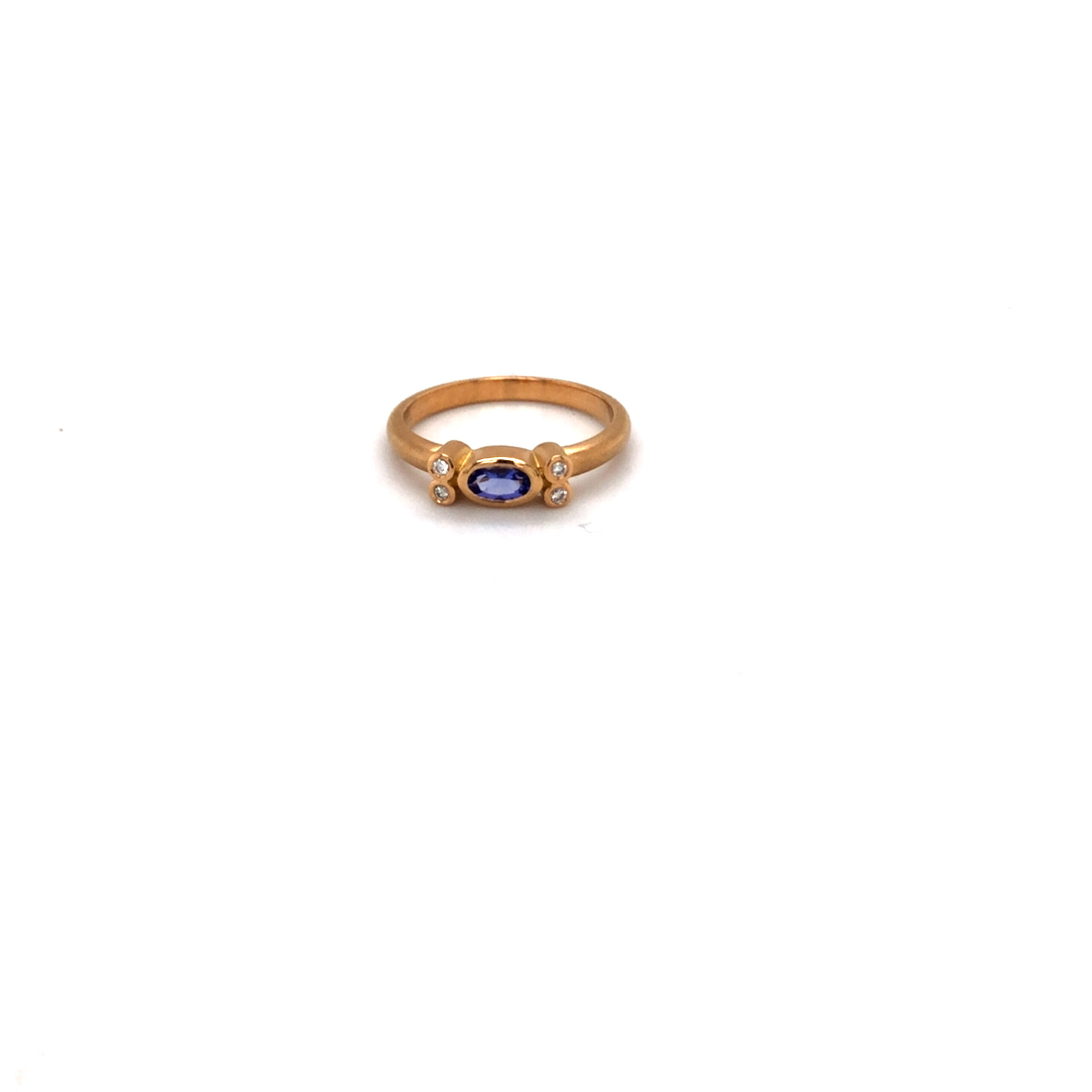 Ring gefertig in Rosegold 750, mit Tansanit und 4 Brillanten, zusammen 0,04 ct. TW si.
Größe 53. Eine evtl anfallende Ringweitenänderung ist inklusive.

Soll der Ring ein Geschenk werden? Nachdem verschenken kann der ungetragne Ring an die jeweilige Ringgröße angepasst werden.