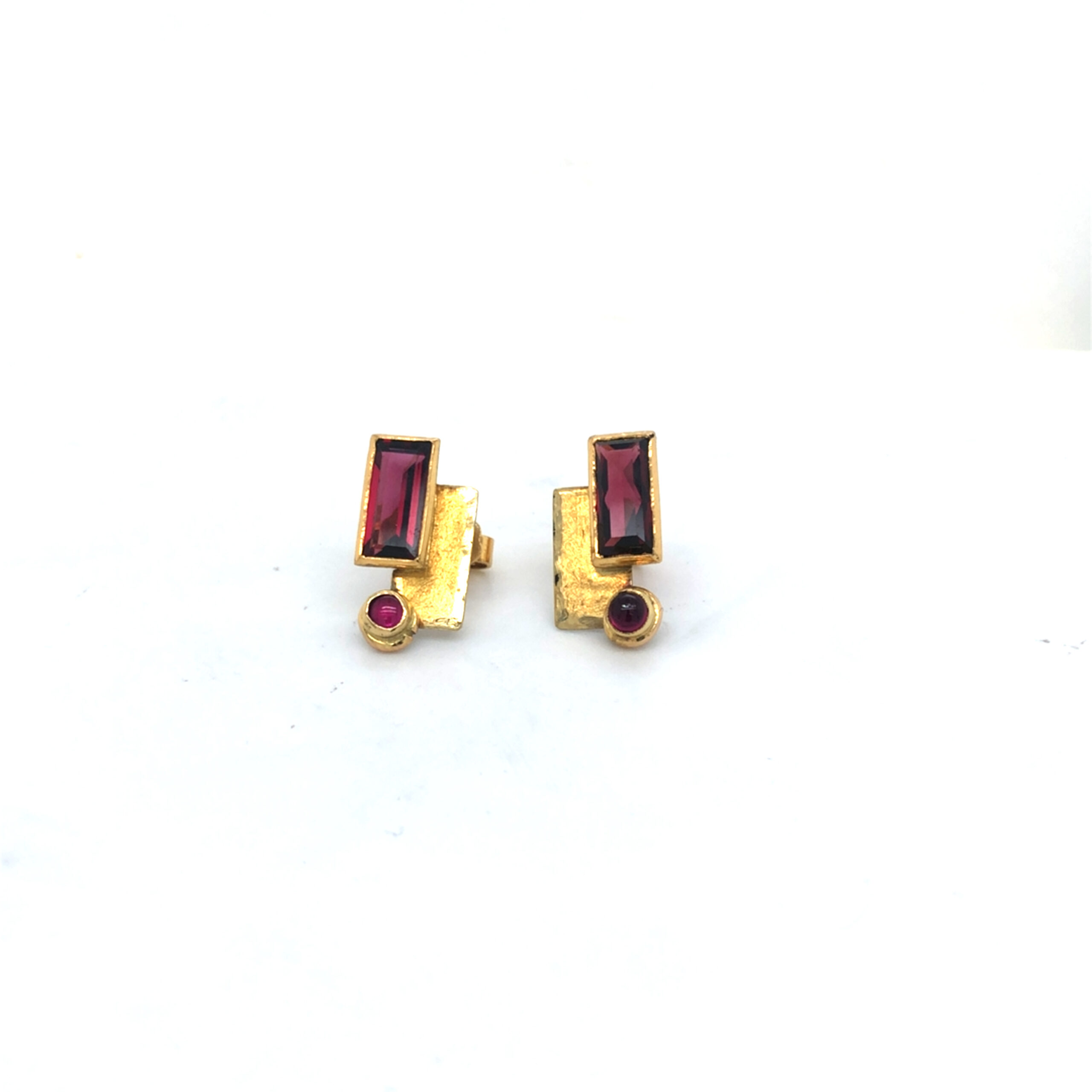 Ohrstecker Feingold auf Silber und Gold 900, 2 Rubine Cabochon und 2 Rhodolithe Baguette facettiert. Ohrstifte und Ohrmuttern in Gold 750

UNIKAT - gefertigt im KISSNER Meisteratelier

Design: Carsten Kissner