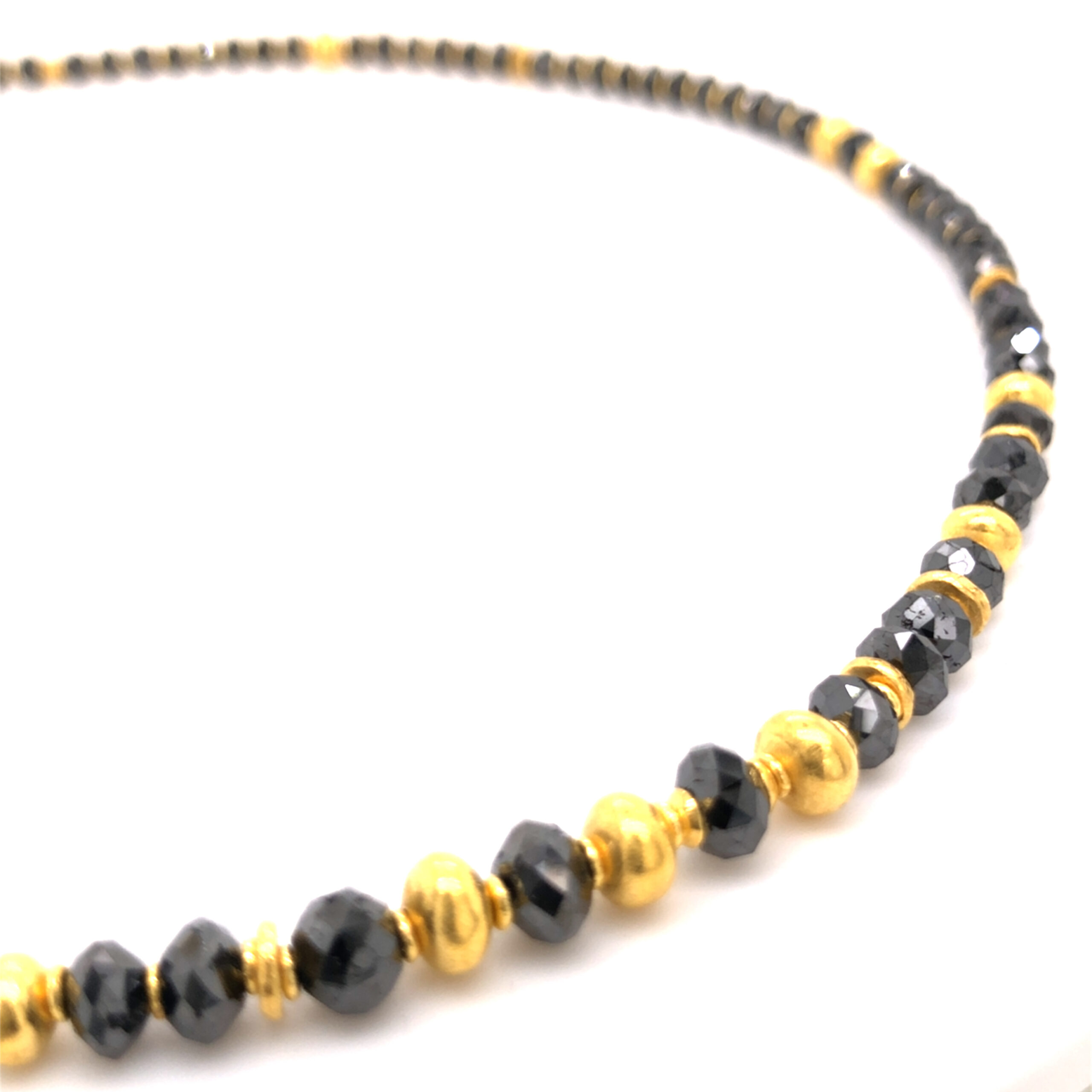 Handgearbeitete zwischenteile aus Feingold und phantastische Fl&auml;chenreflexe zeichnen dieses Unikat aus schwarzem Diamant aus. L&auml;nge 46cm