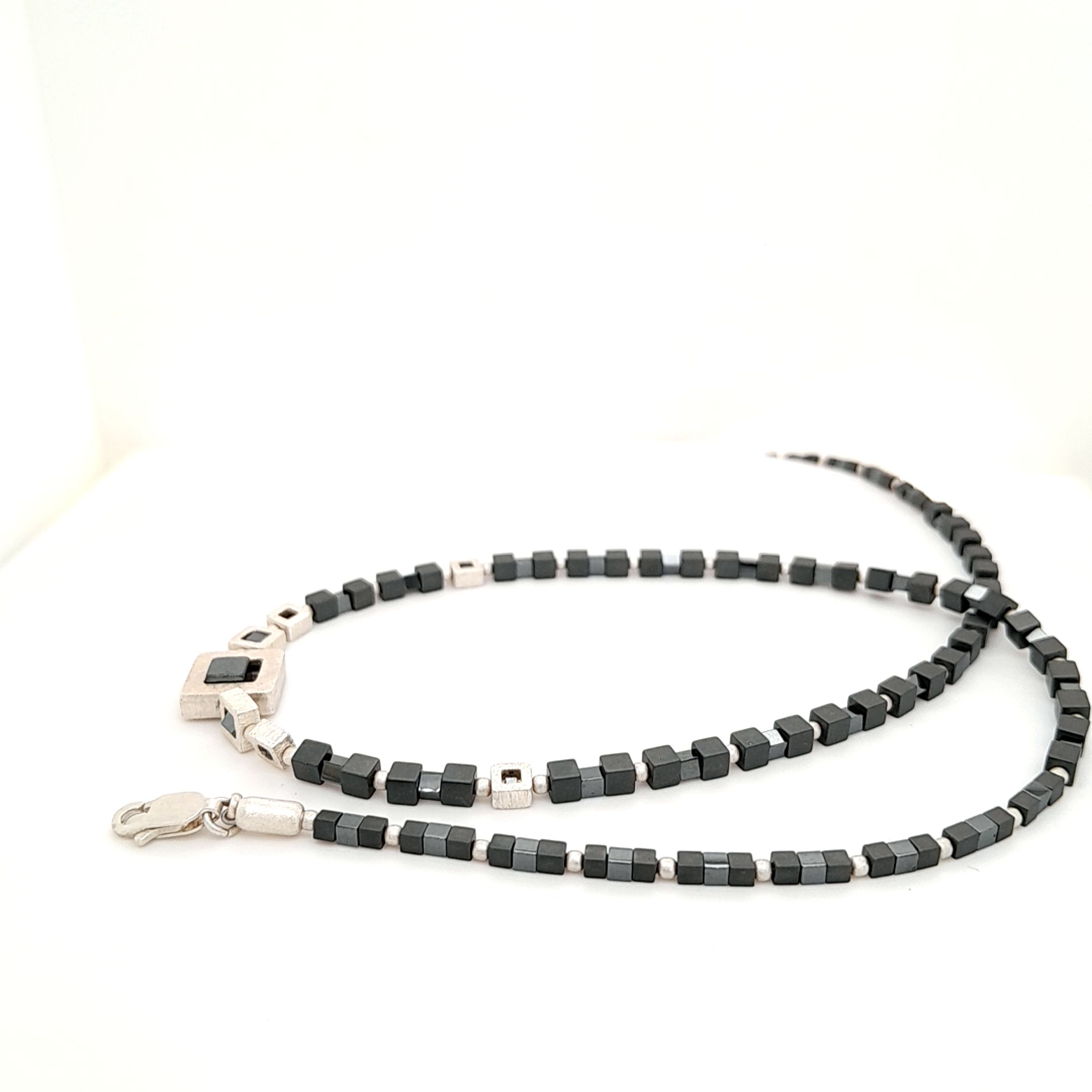 Steinkette gefertig mit Zwischenelementen aus Silber 925 und dem dunklen Edelstein Hämatit.