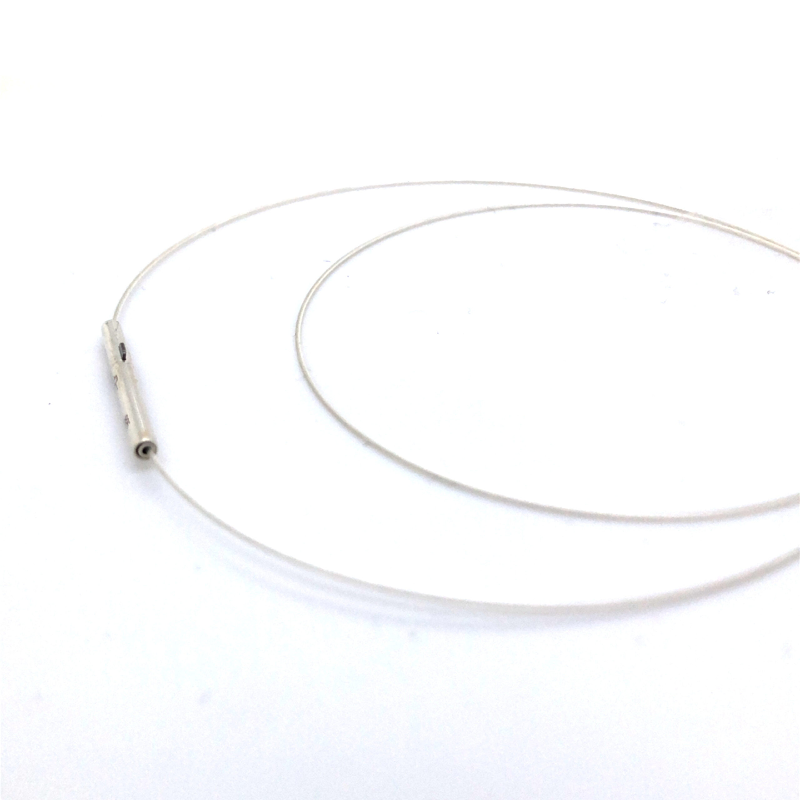 Seilcollier Edelstahl versilbert, Plus Cable.
Stärke Seil 0,5mm, mit einer Double Clip Schließe in Silber 925.
Länge 42 cm