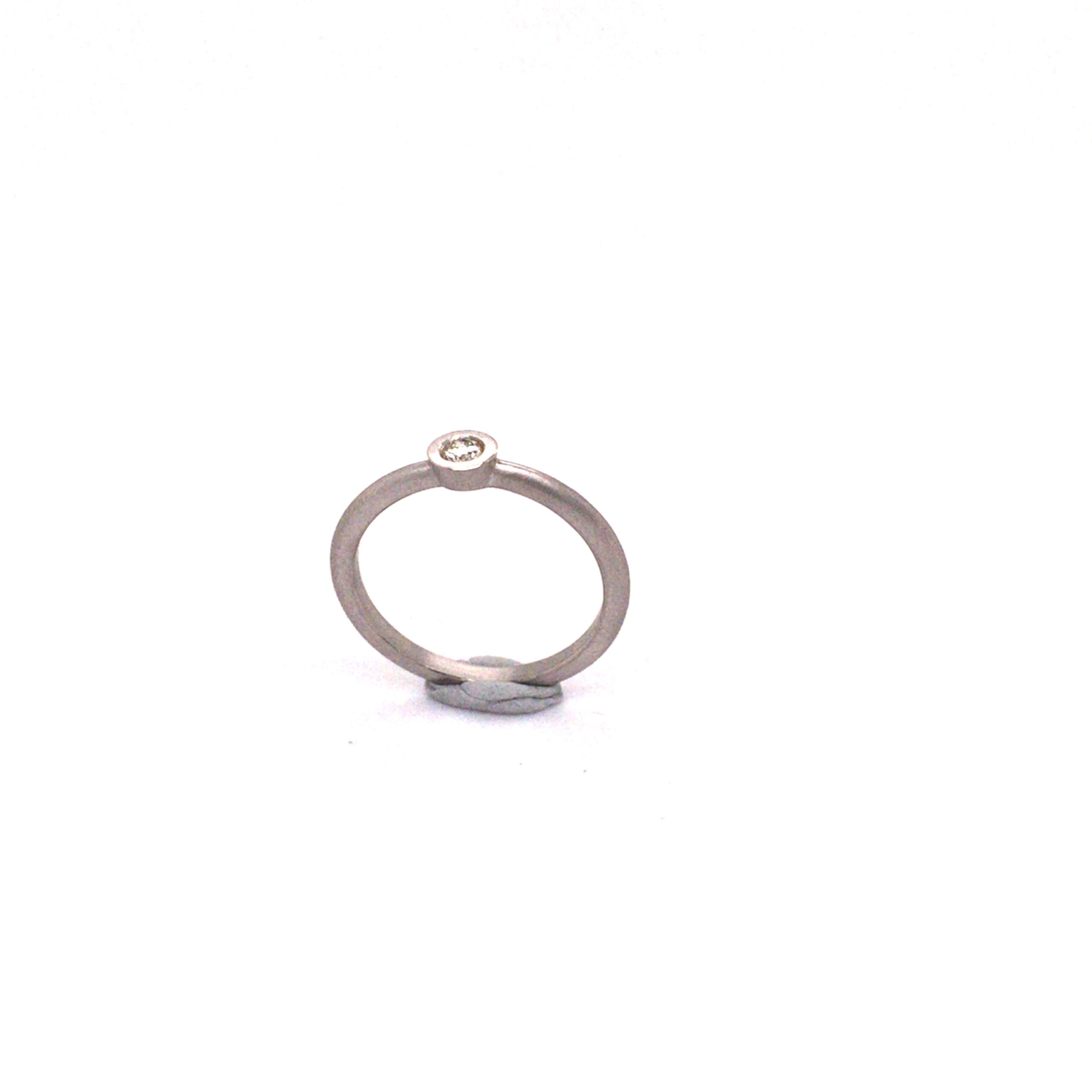 Ring "kleines Hochoval" gefertigt in Platin 950 mit einem Brillant 0,08ct.

Größe 53. Eine evtl. anfallende Ringgrößenänderung ist inklusive.
