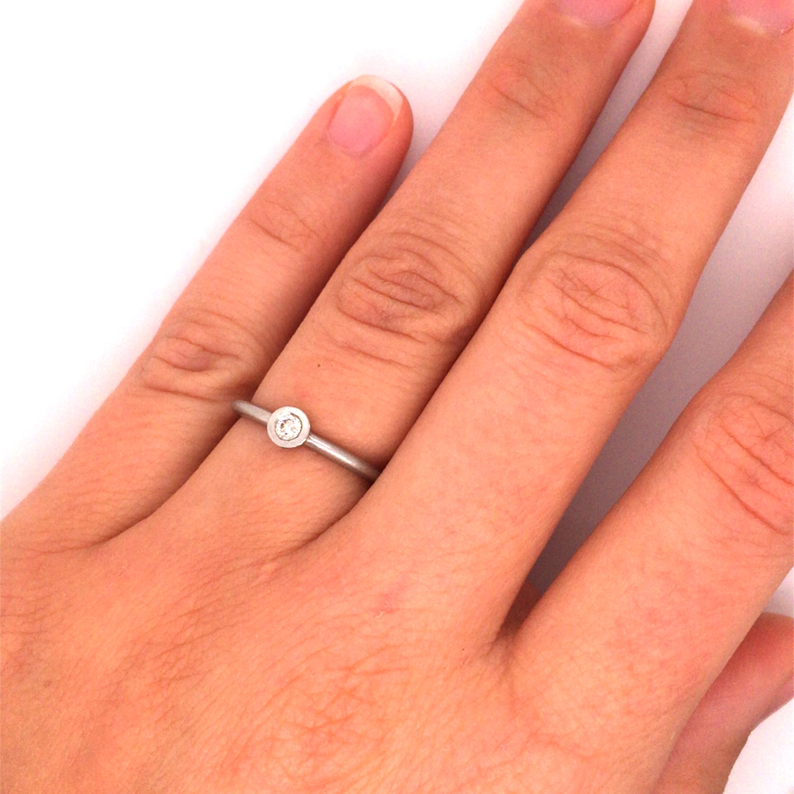 Ring "kleines Hochoval" gefertigt in Platin 950 mit einem Brillant 0,08ct.

Gr&ouml;&szlig;e 53. Eine evtl. anfallende Ringgr&ouml;&szlig;en&auml;nderung ist inklusive.