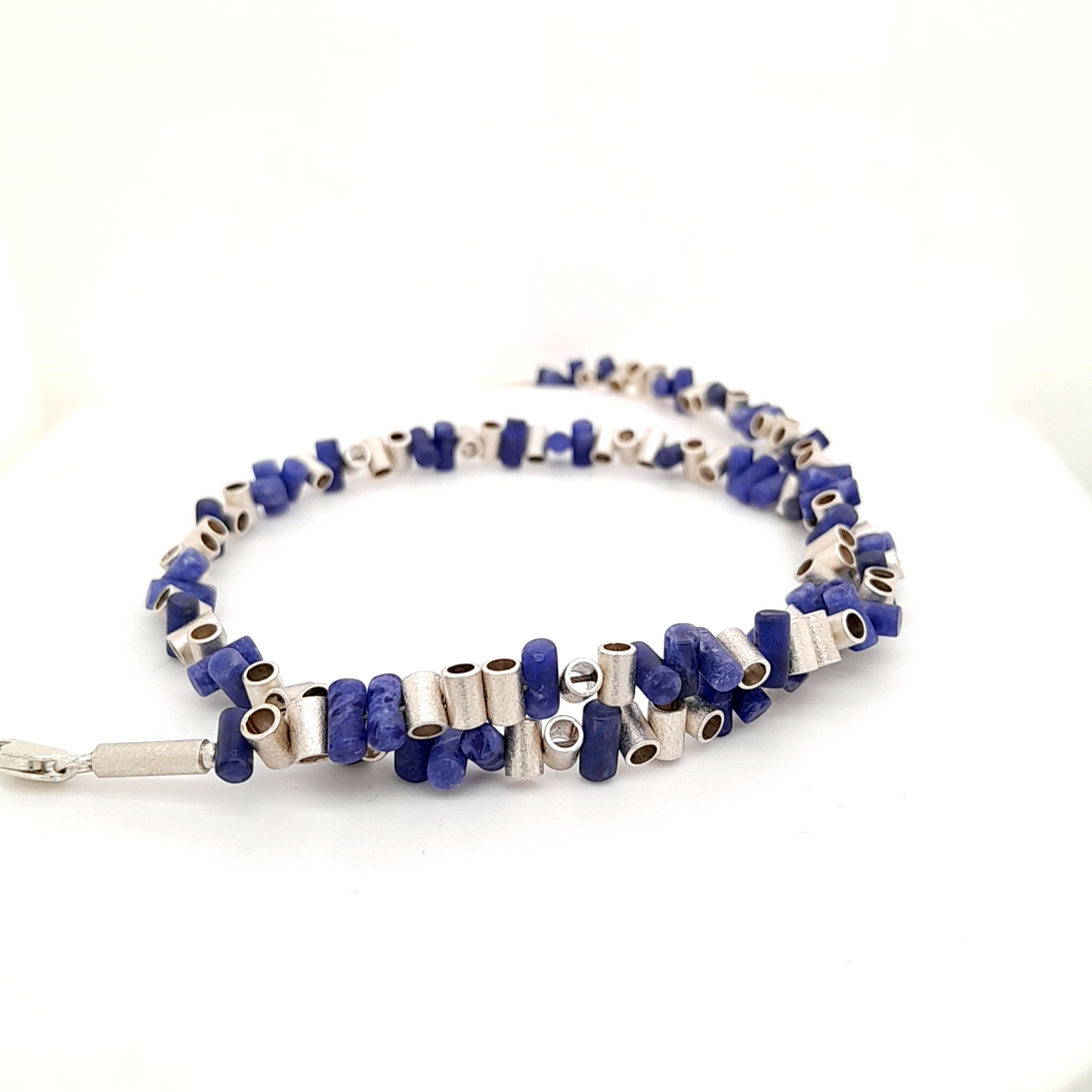 Steinkette mit Zwischenelementen aus Silber 925 und dem blauen Edelstein Sodalith