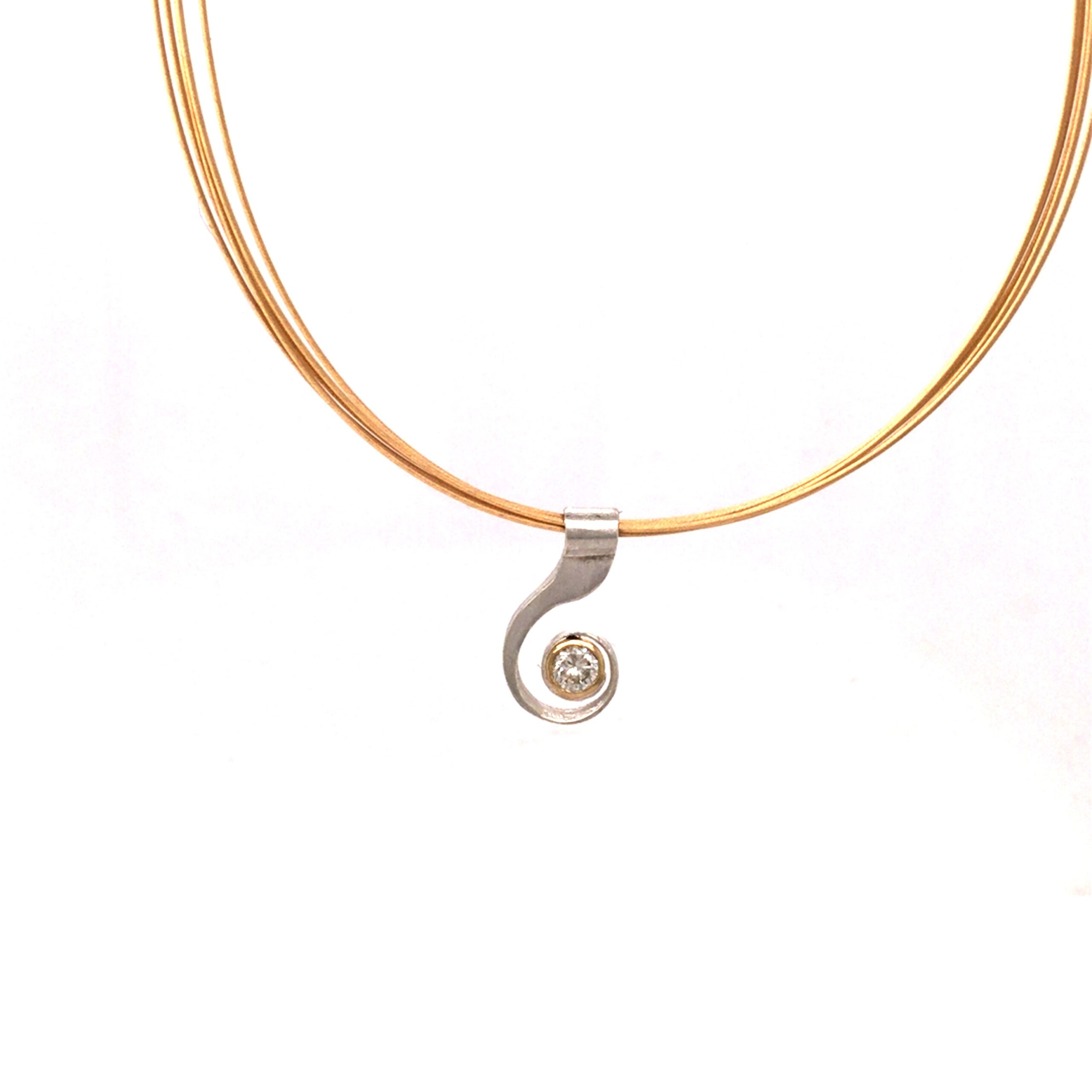 Anhänger gefertig in Silber 925 und 1 Brillant  0,27ct  PI gefasst on Gold 750

Gefertigt im Atelier Kissner
Design: Carsten Kissner