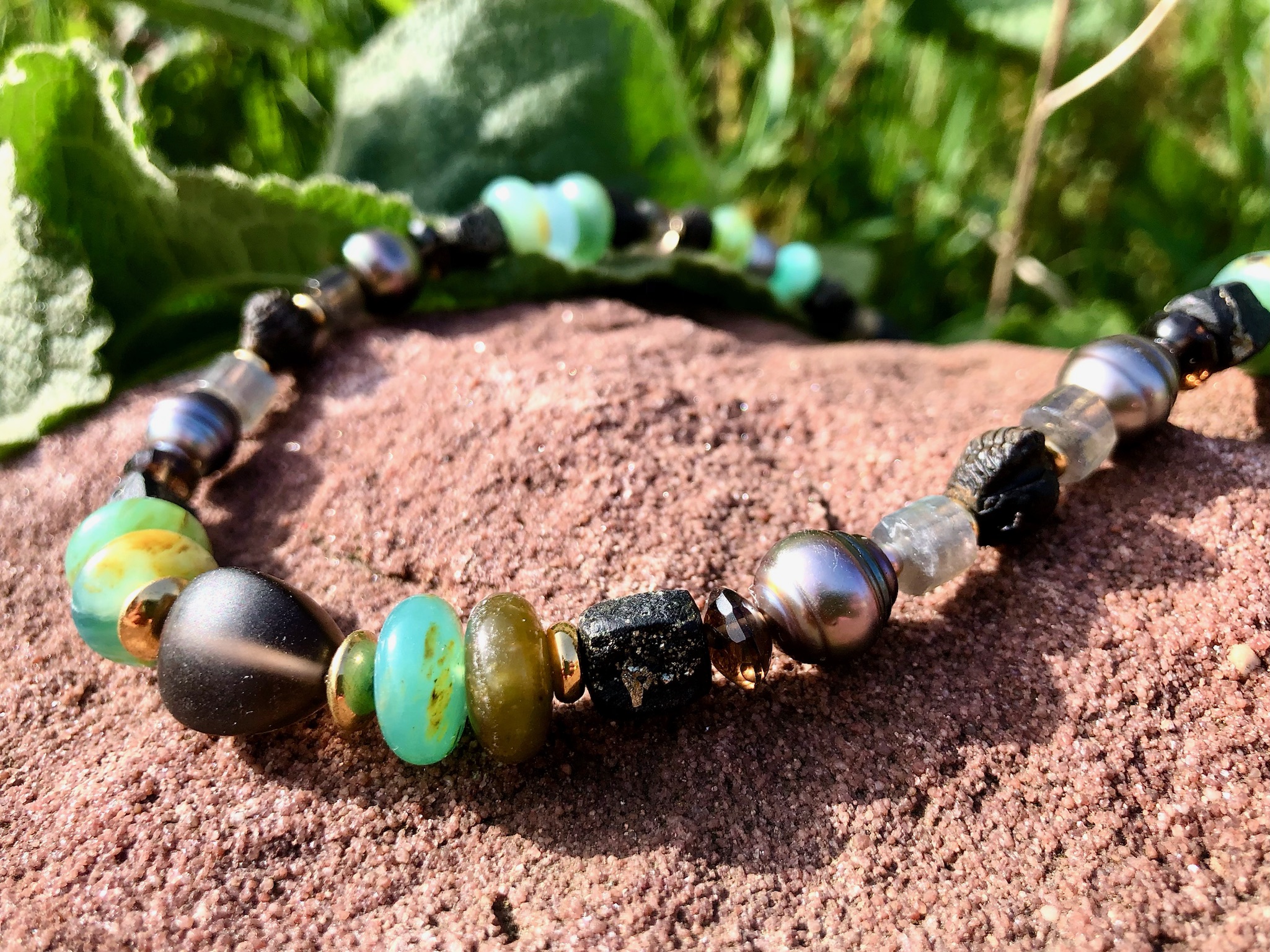 Steinkette Gelbgold 750/ooo 
Rauchquarz Andenopal Schieferpyrit
Labradorit Tahitiperle
Trilobit Fossilie Aquamarin
Länge 48cm Doppelclipschließe

UNIKAT

gefertigt im KISSNER Meisteratelier
