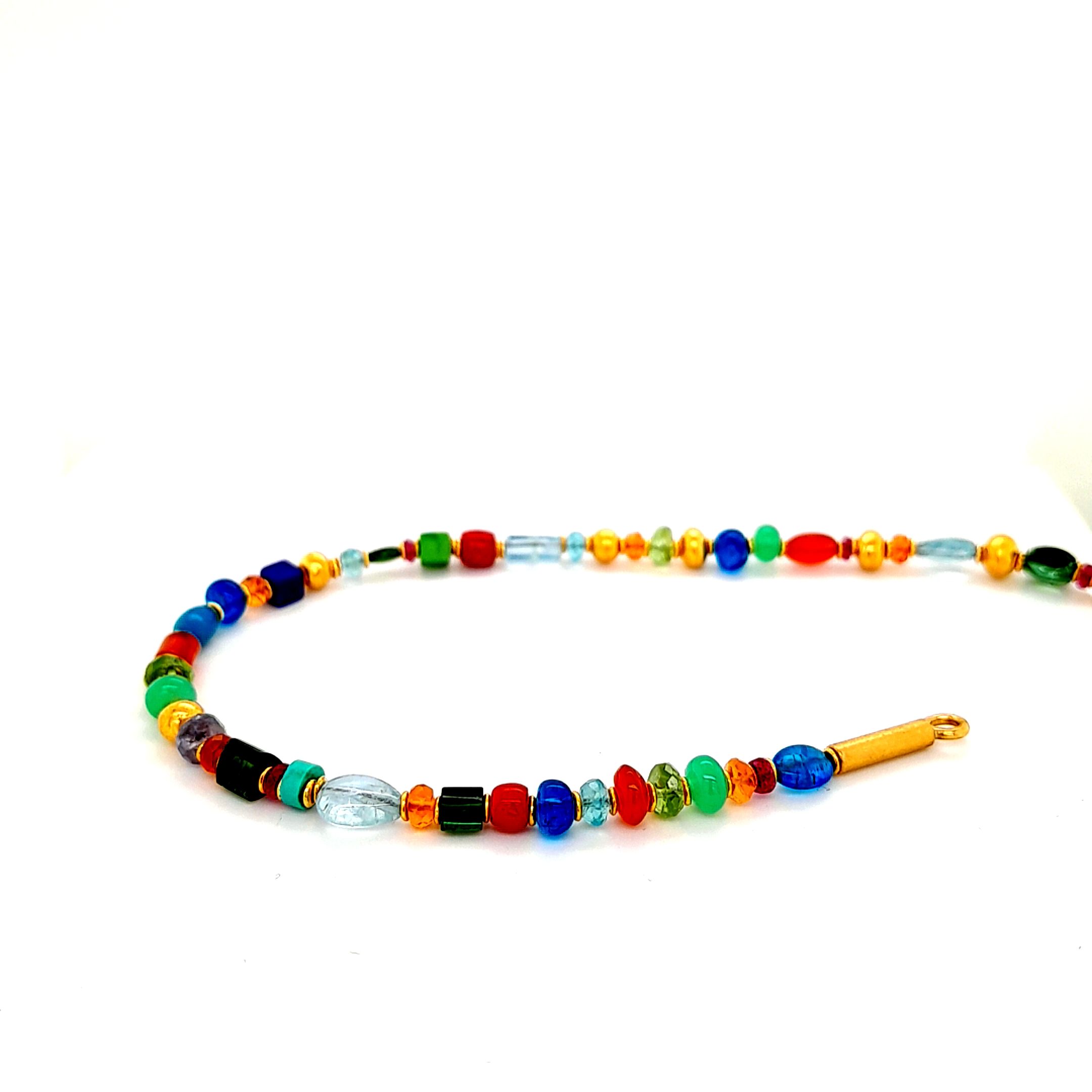 Steinkette gefertig aus einem Edelstein Mix, unteranderem Aquamarin, Koralle, Lapis, Türkis, Turmalin, ...
Lände des Halsschmucks ca. 45 cm, eine Änderung der Länge ist auf Anfrage möglich.