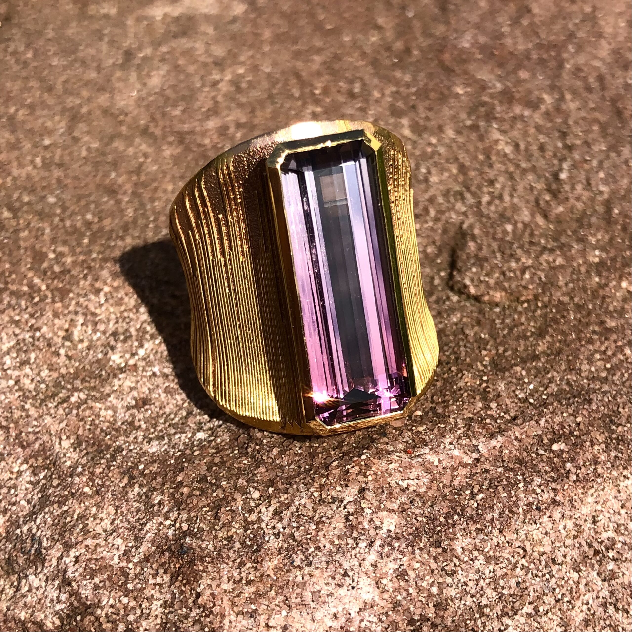 Ring gefertig in Rotgold 900/ooo mit aufgeschweißten Feingold Elementen, bei dem Edelstein handelt es sich um einen Turmalin mit Farbverlauf 15,78ct

Eine evtl. anfallende Ringweitenänderung ist inklusive