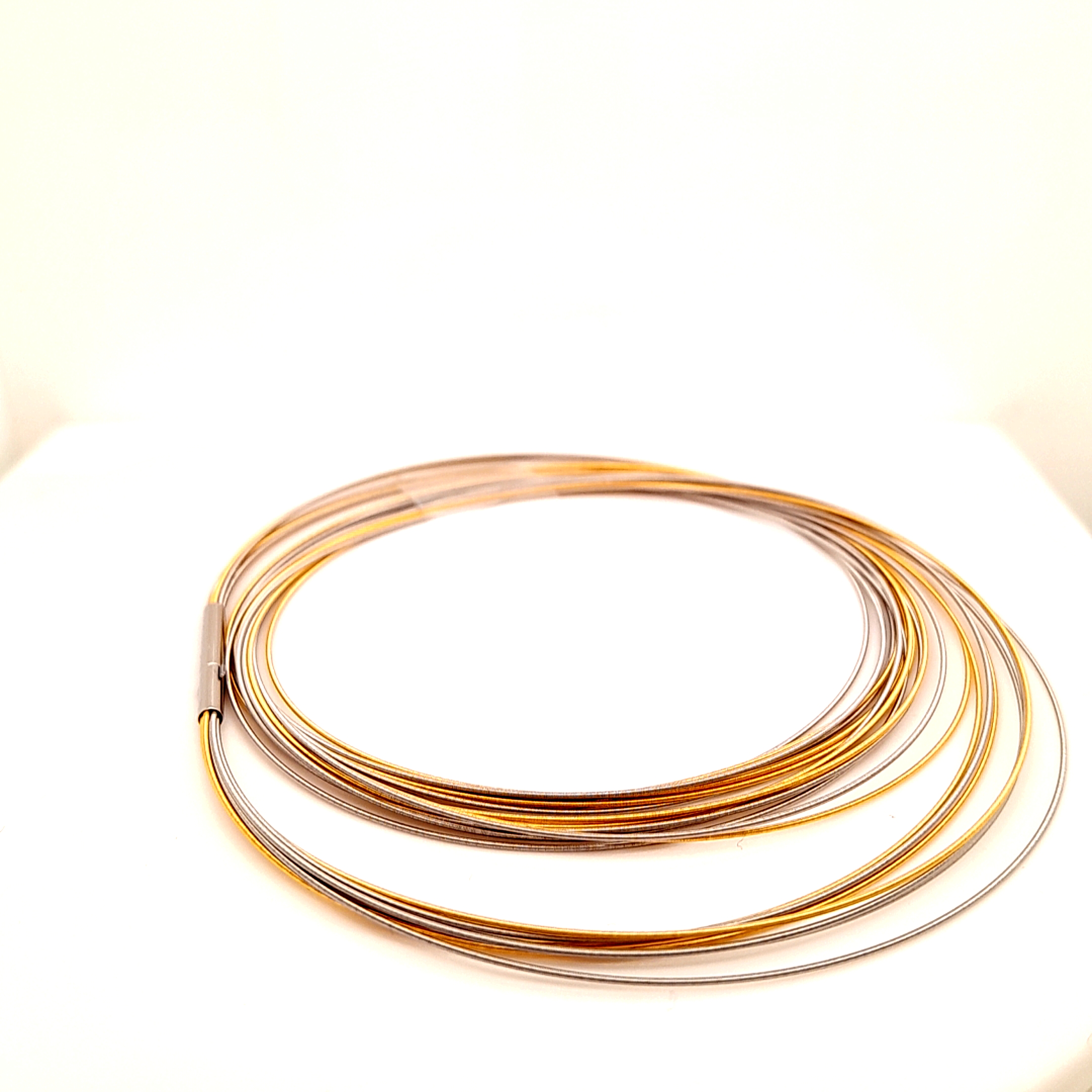 Seilecollier Edelstahl bicolor
Elastic Spiral 0,63 mm Reihen 7 Länge 
75cm mit einer Doppelclip Schließe