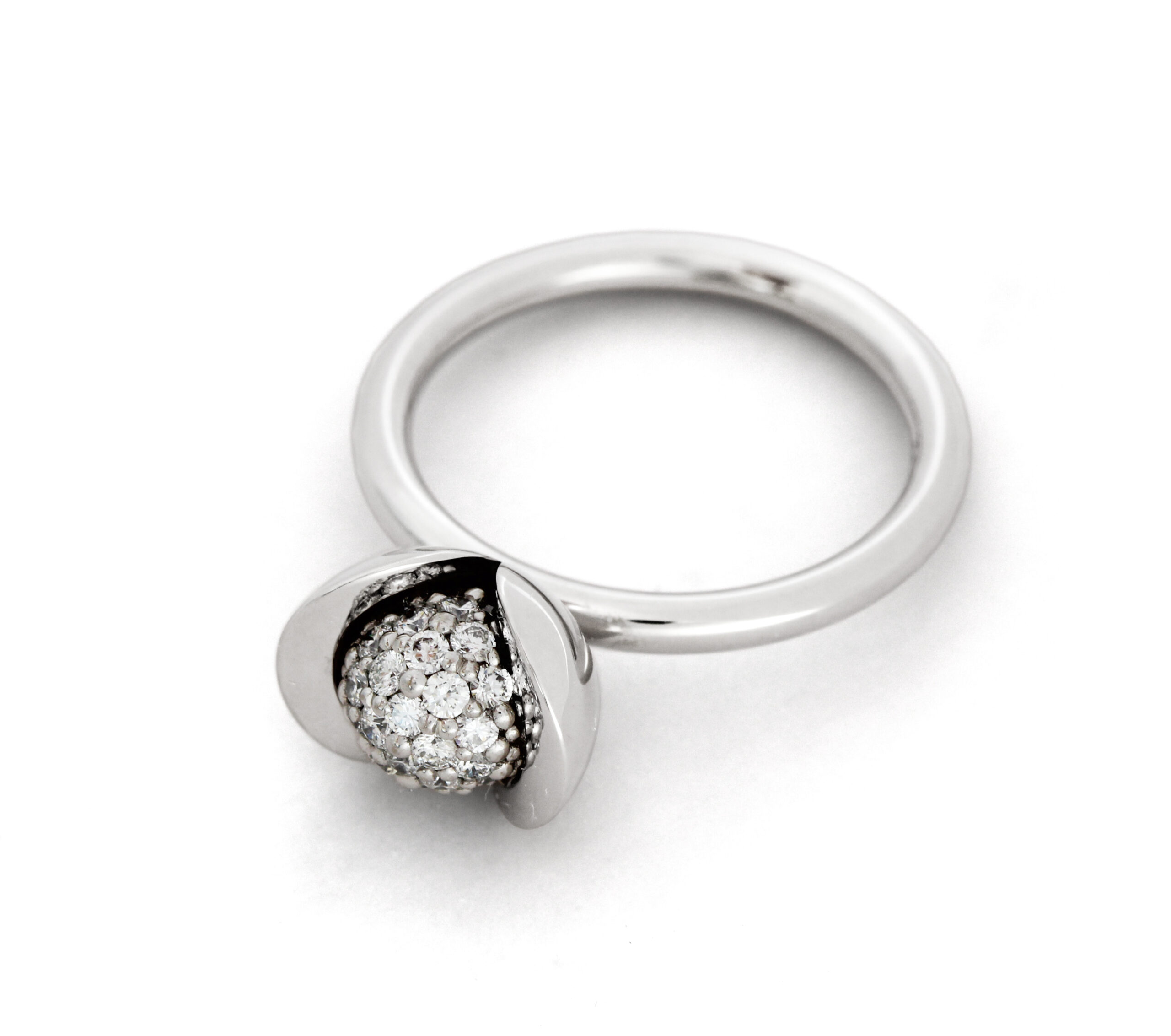 Eleganter Blütenring Aus Palladiumweißgold 750 mit 45 Brillanten auf einer sich drehenden Kugel! Feminin uns sachlich zugleich, Größe 56, jede Größe ist auf Anfrage möglich.