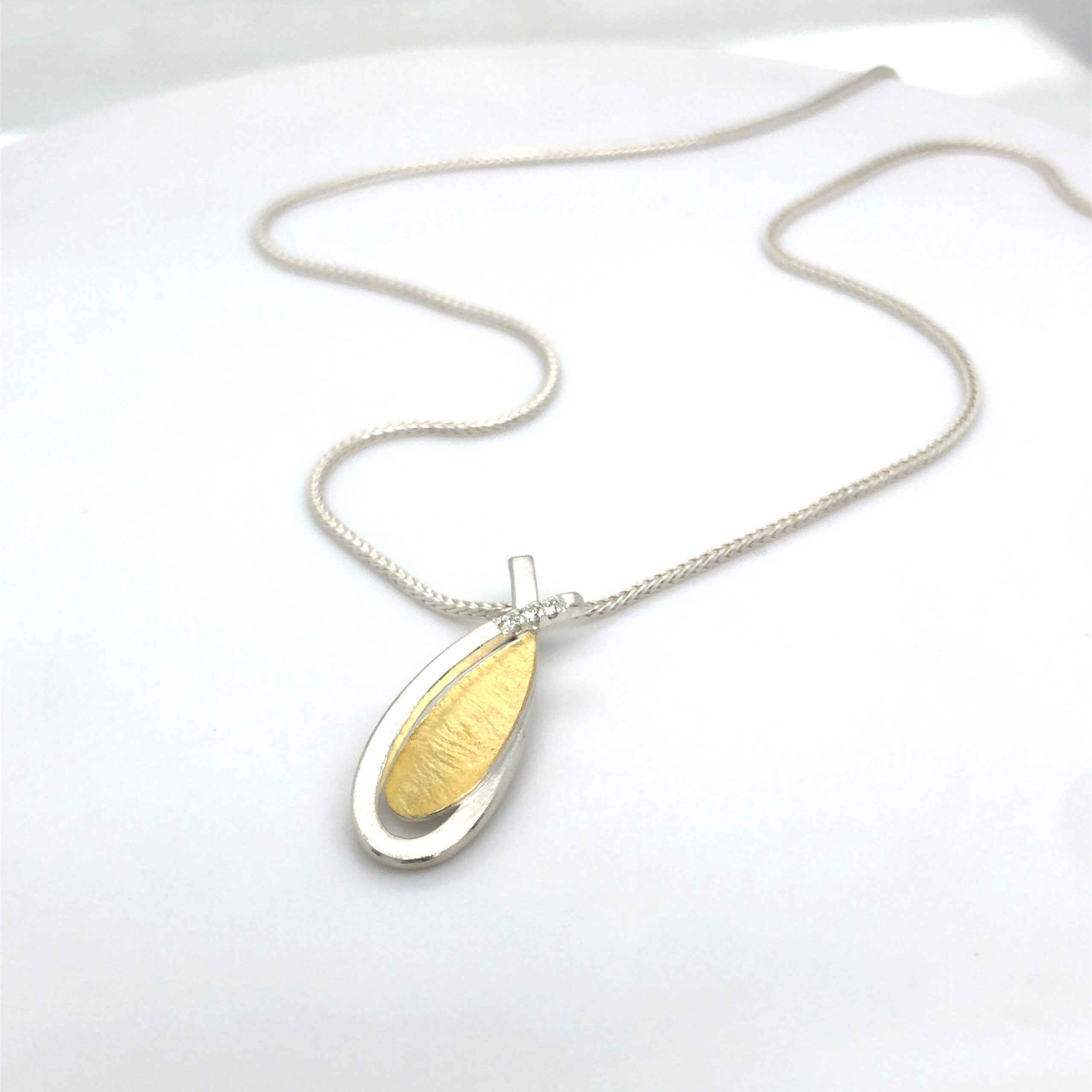 Halsschmuck in Silber 925/ Gold 900 mit 3 Brillanten 0,036ct