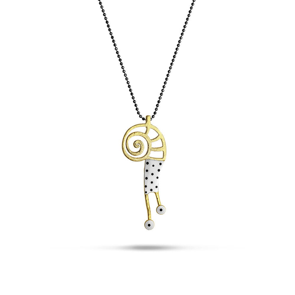Halsschmuck gefertigt in Silber 925, oxidiert, vergoldet mit 24K Gold und mit Emaille bemalt.

Länge der Kette 45cm

Der Schmuck ist natürlich Nickel-frei.