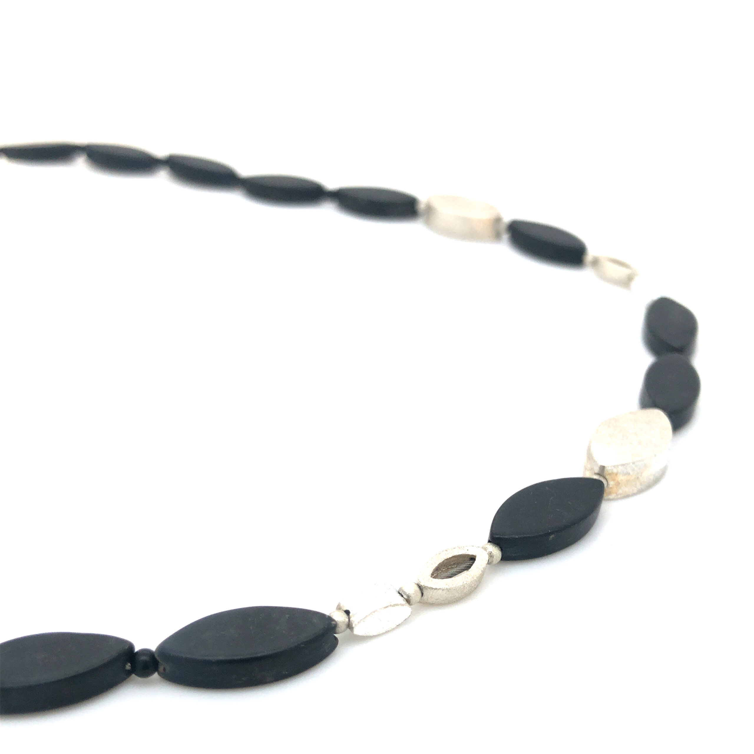 Elegante Steinkette mit Onyx und Silber 925 mit einer Karabinerschließe in Silber. Lä ca 45 cm