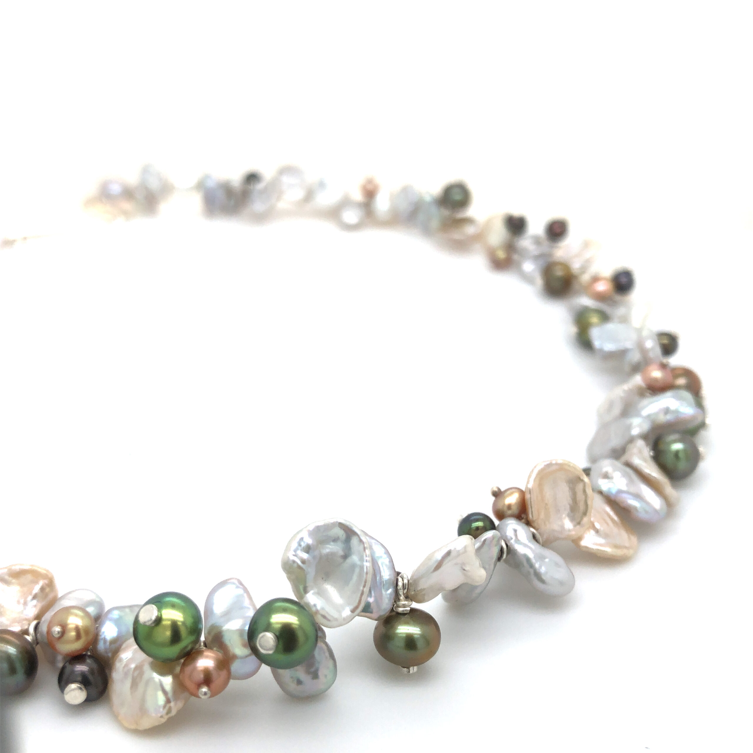 Bewegliches und buntes Perlencollier mit einer Karabinerschließe in Silber. Lä ca 45 cm