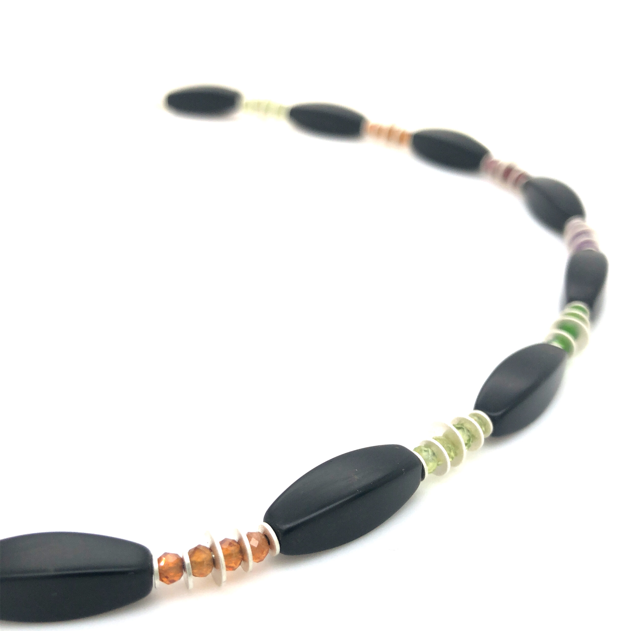 Steinkette mit Onyx Mix mit einer Karabinerschließe in Silber. Lä ca 45 cm